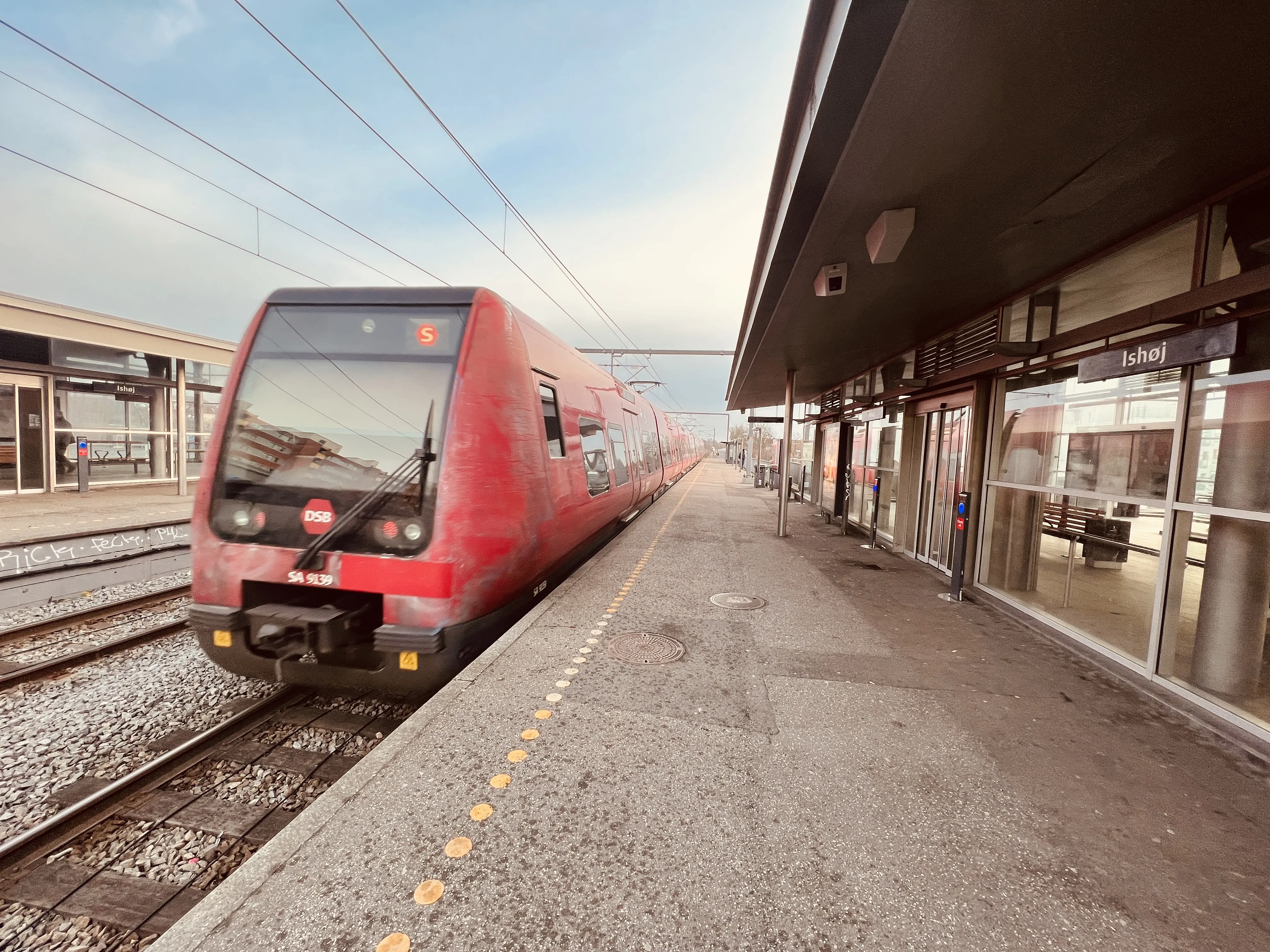 Billede af DSB SA 8139 fotograferet ud for Ishøj S-togsstation.