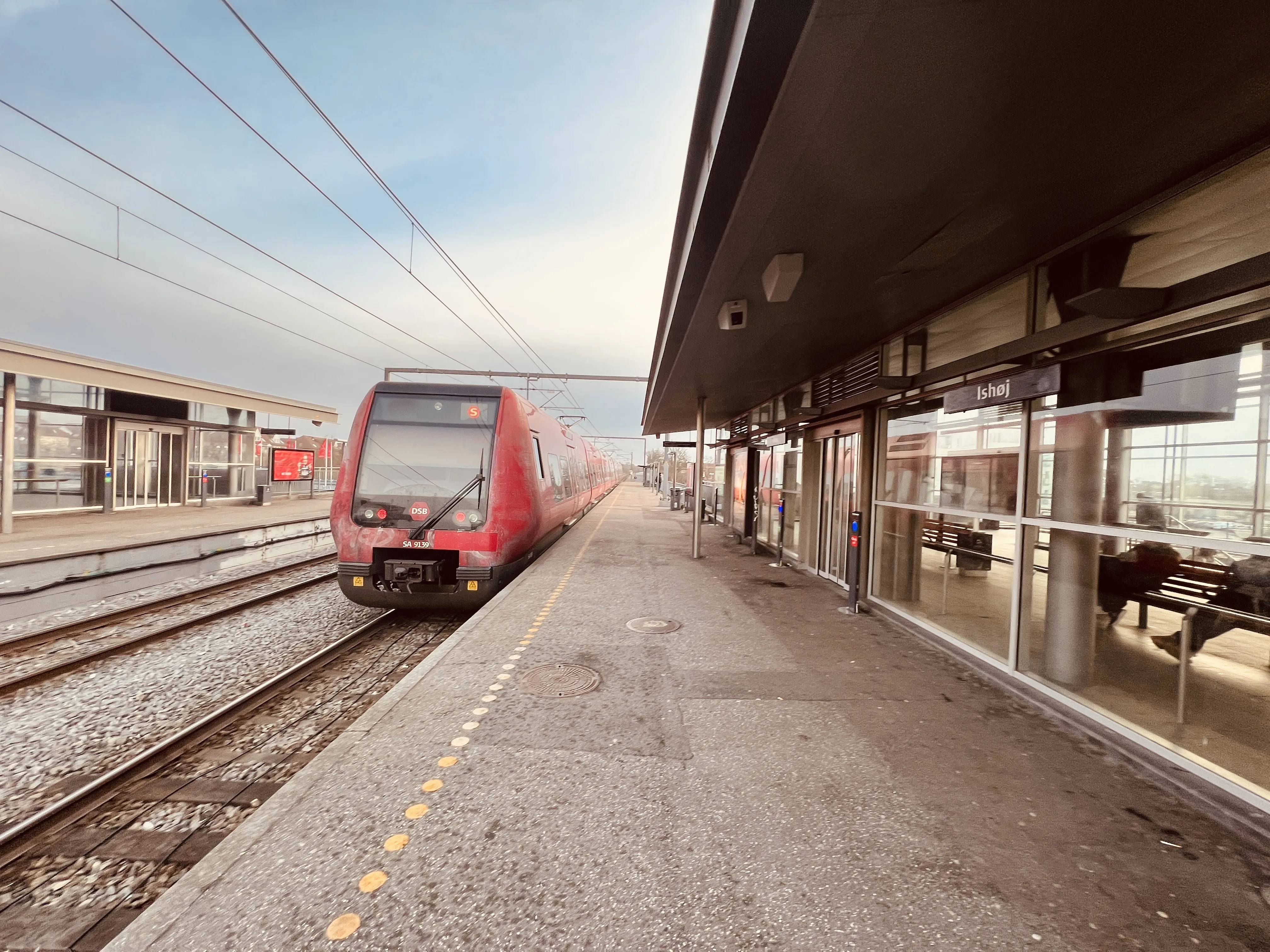 Billede af DSB SA 8139 fotograferet ud for Ishøj S-togsstation.