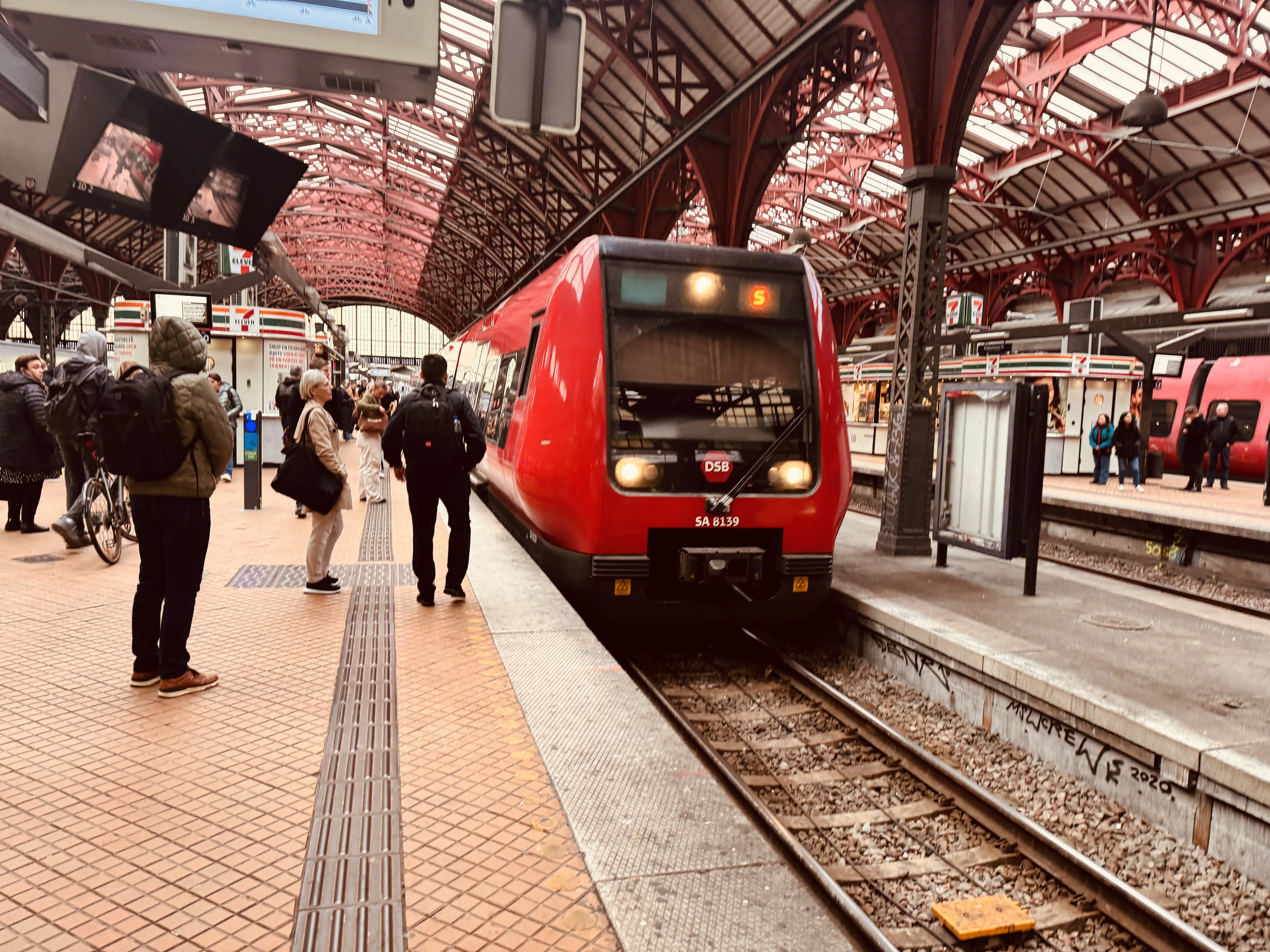 Billede af DSB SA 8139 fotograferet ud for København Hovedbanegård.