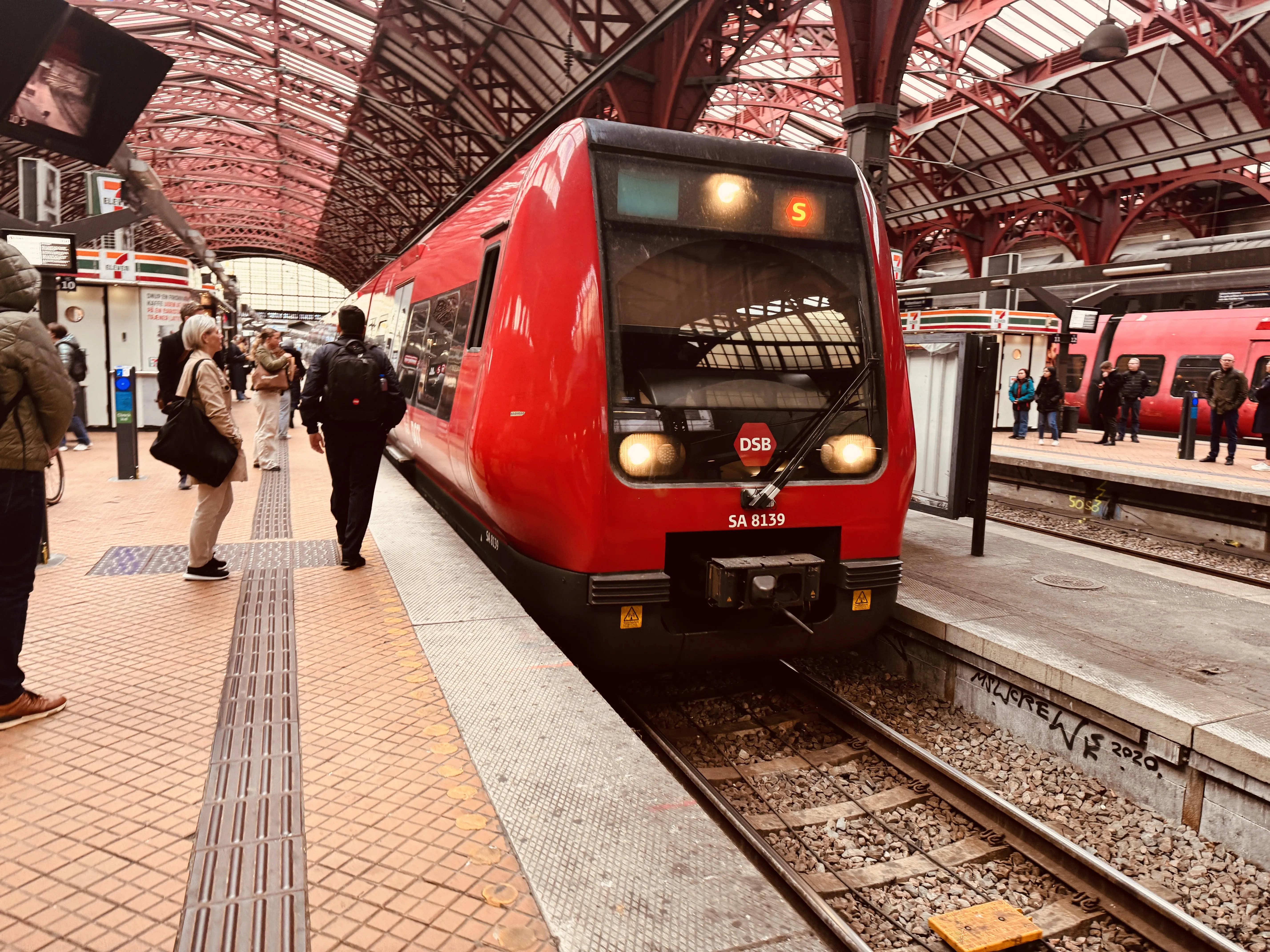 Billede af DSB SA 8139 fotograferet ud for København Hovedbanegård.