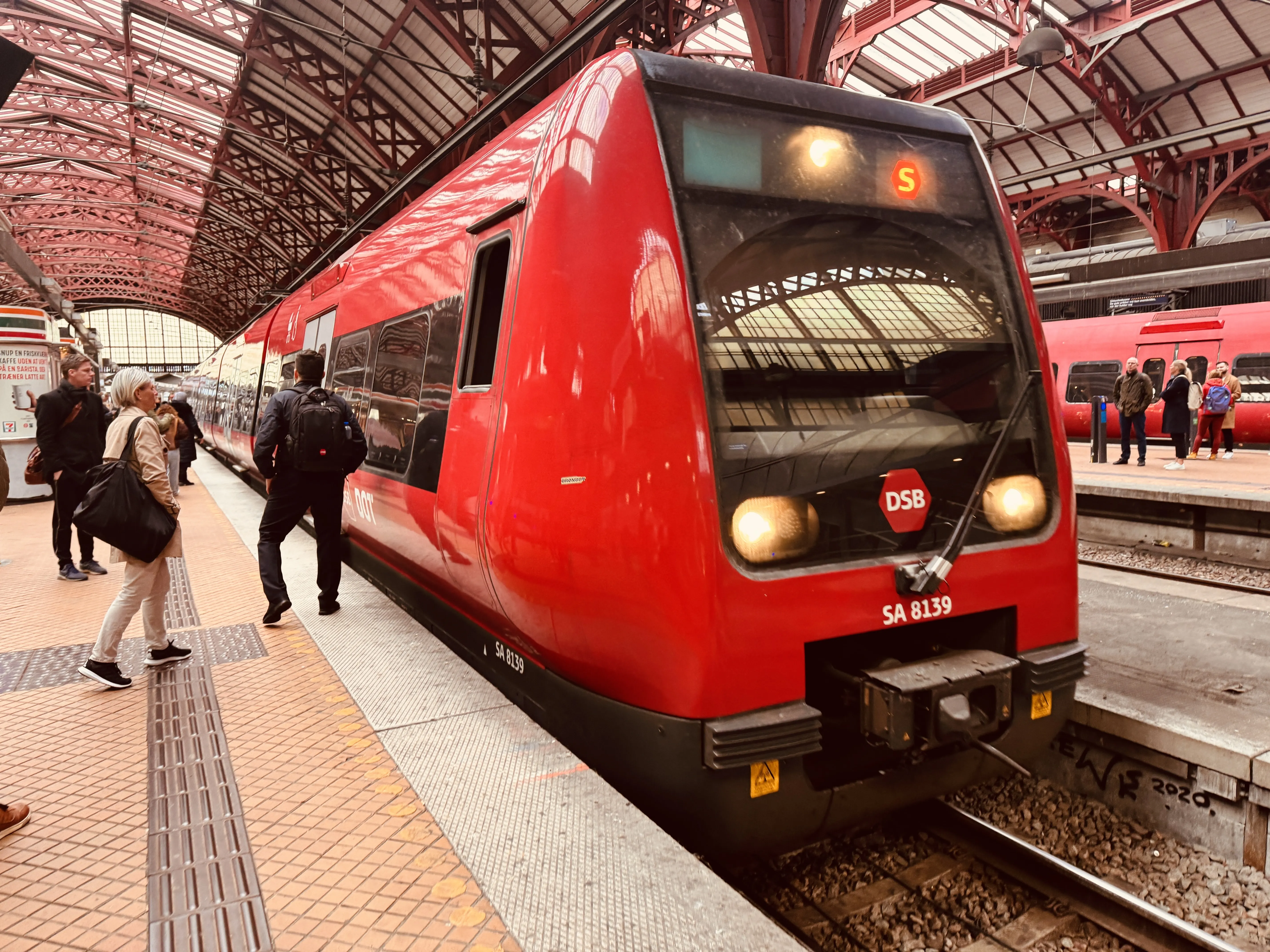 Billede af DSB SA 8139 fotograferet ud for København Hovedbanegård.