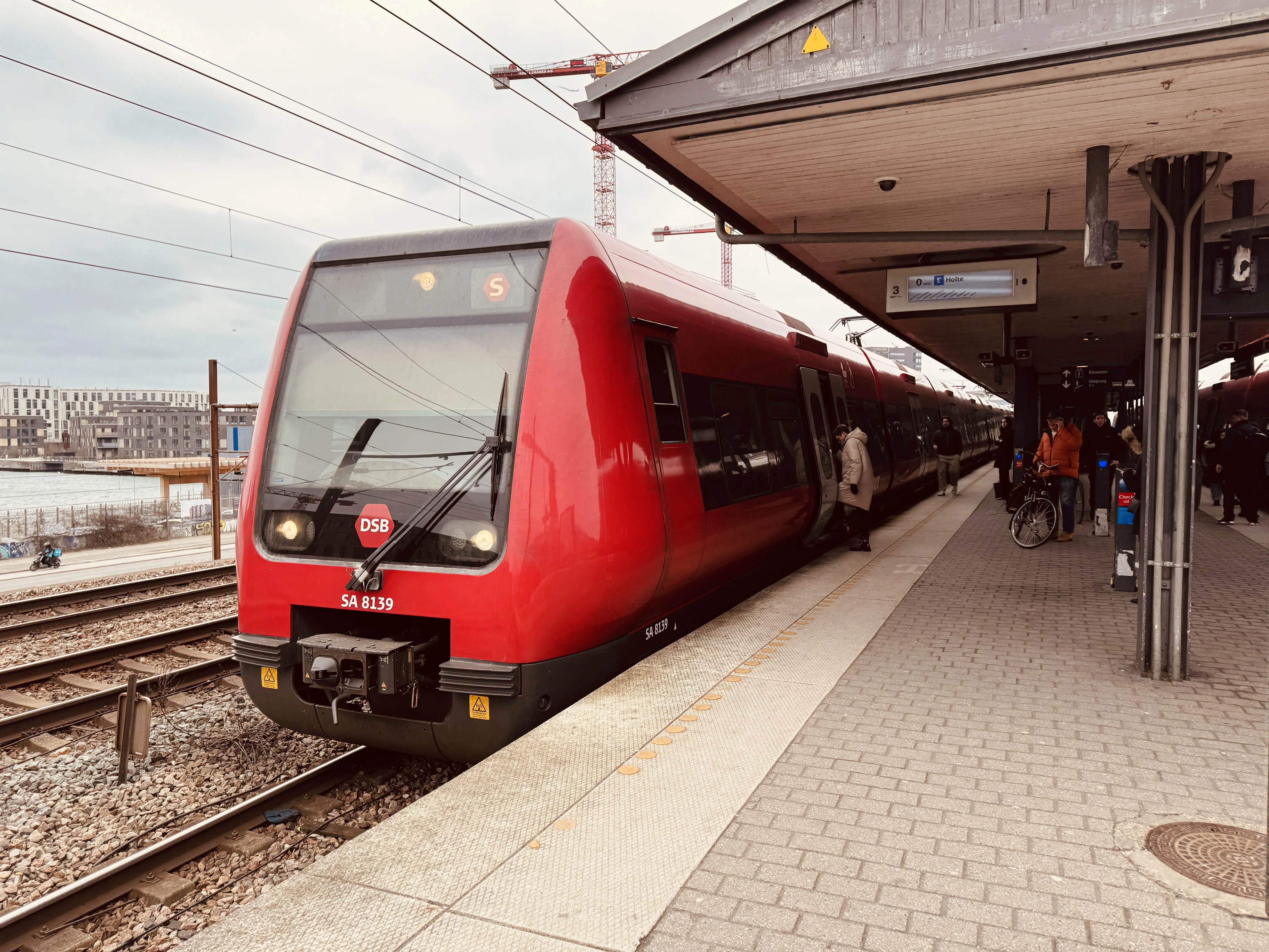 Billede af DSB SA 8139 fotograferet ud for Nordhavn S-togstrinbræt.