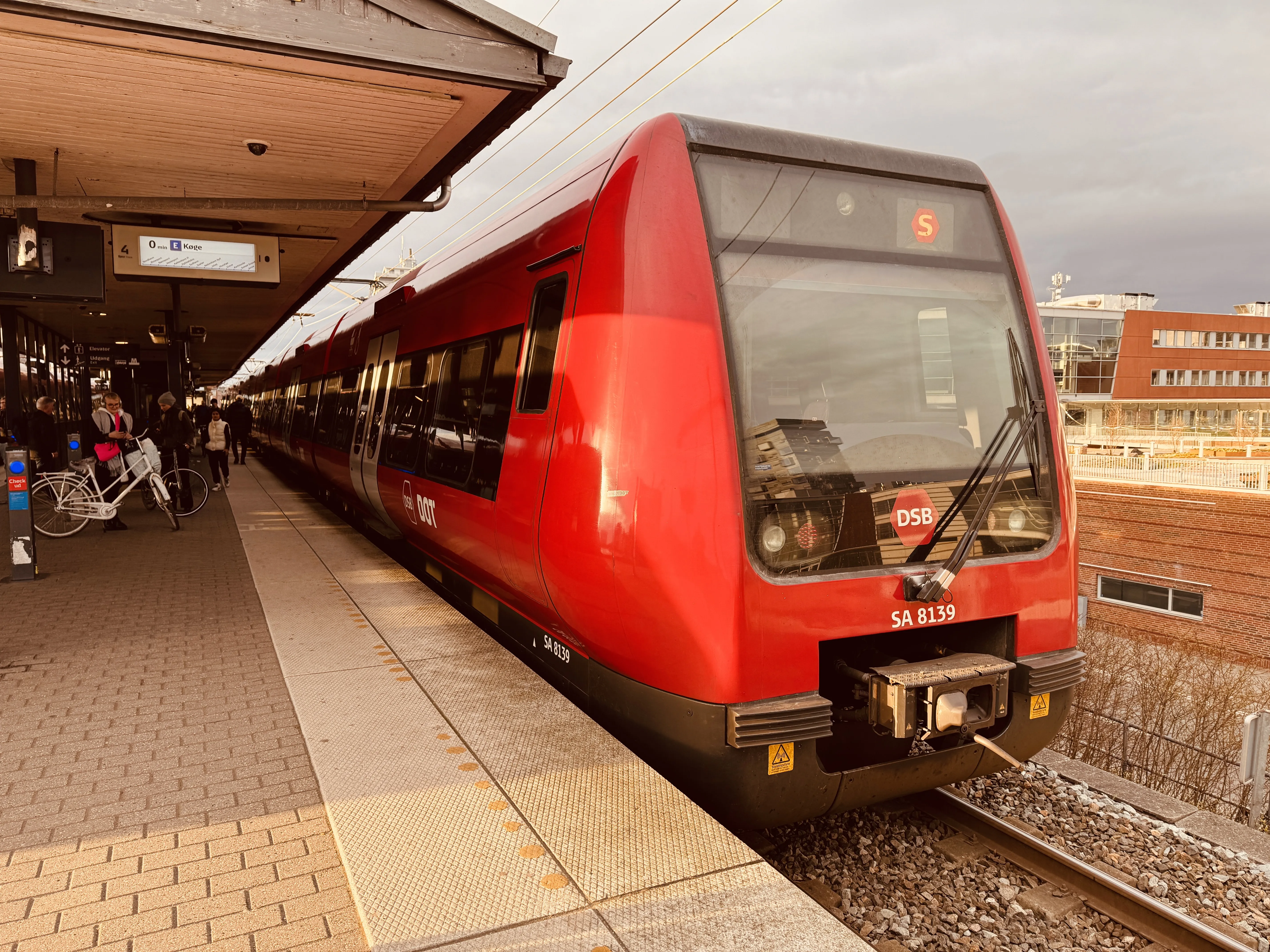 Billede af DSB SA 8139 fotograferet ud for Nordhavn S-togstrinbræt.