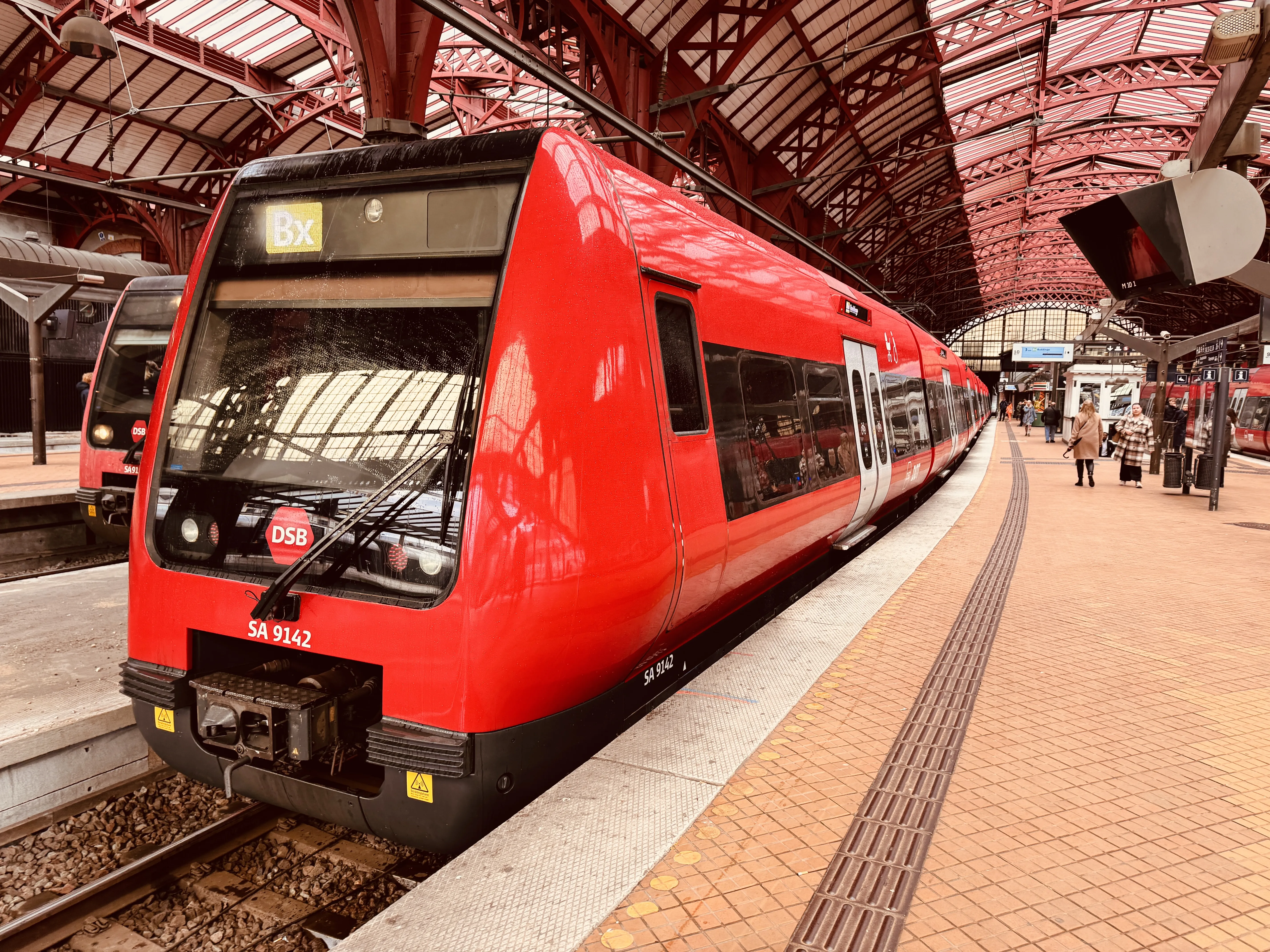 Billede af DSB SA 8142 fotograferet ud for København Hovedbanegård.