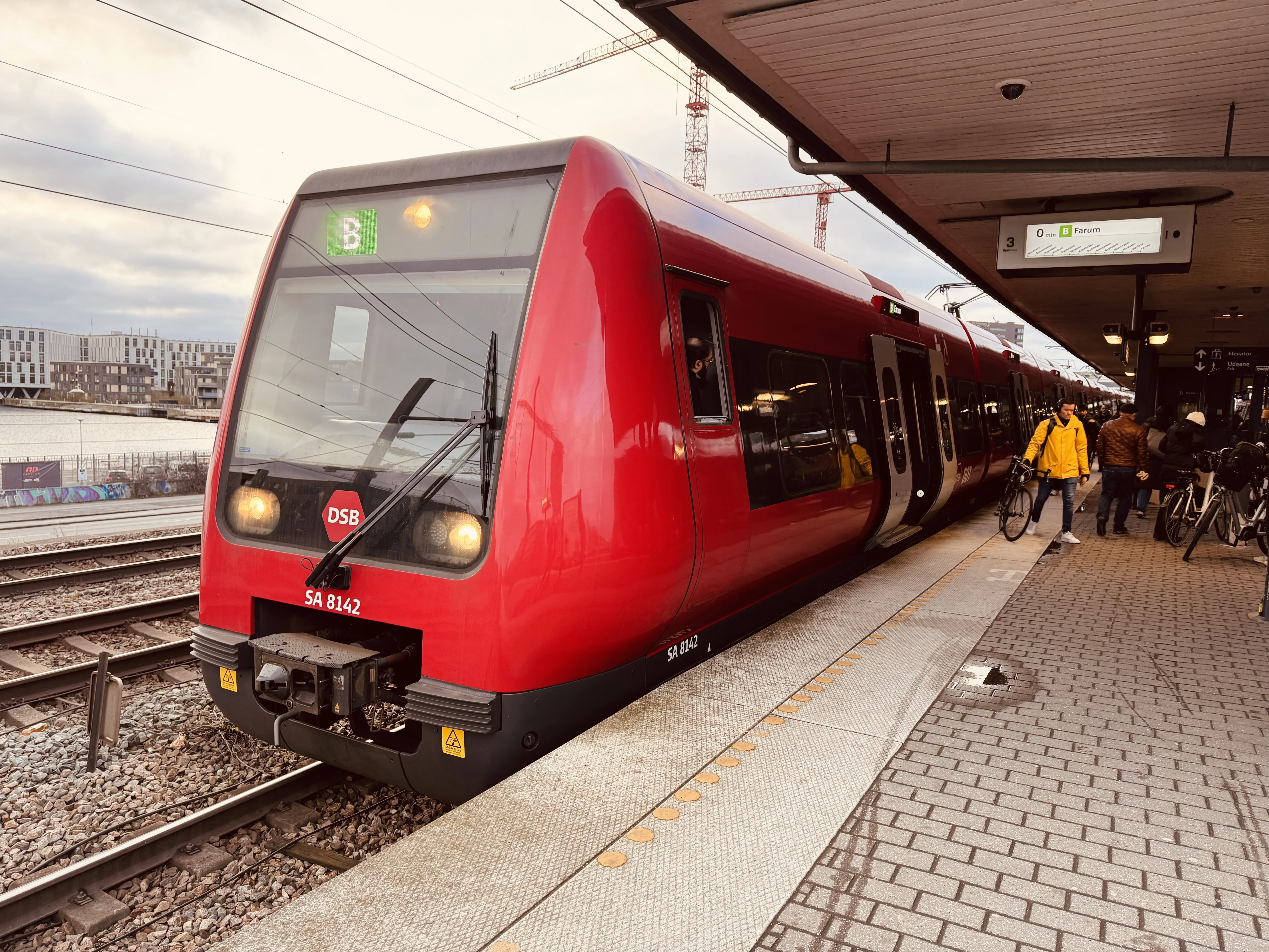 Billede af DSB SA 8142 fotograferet ud for Nordhavn S-togstrinbræt.