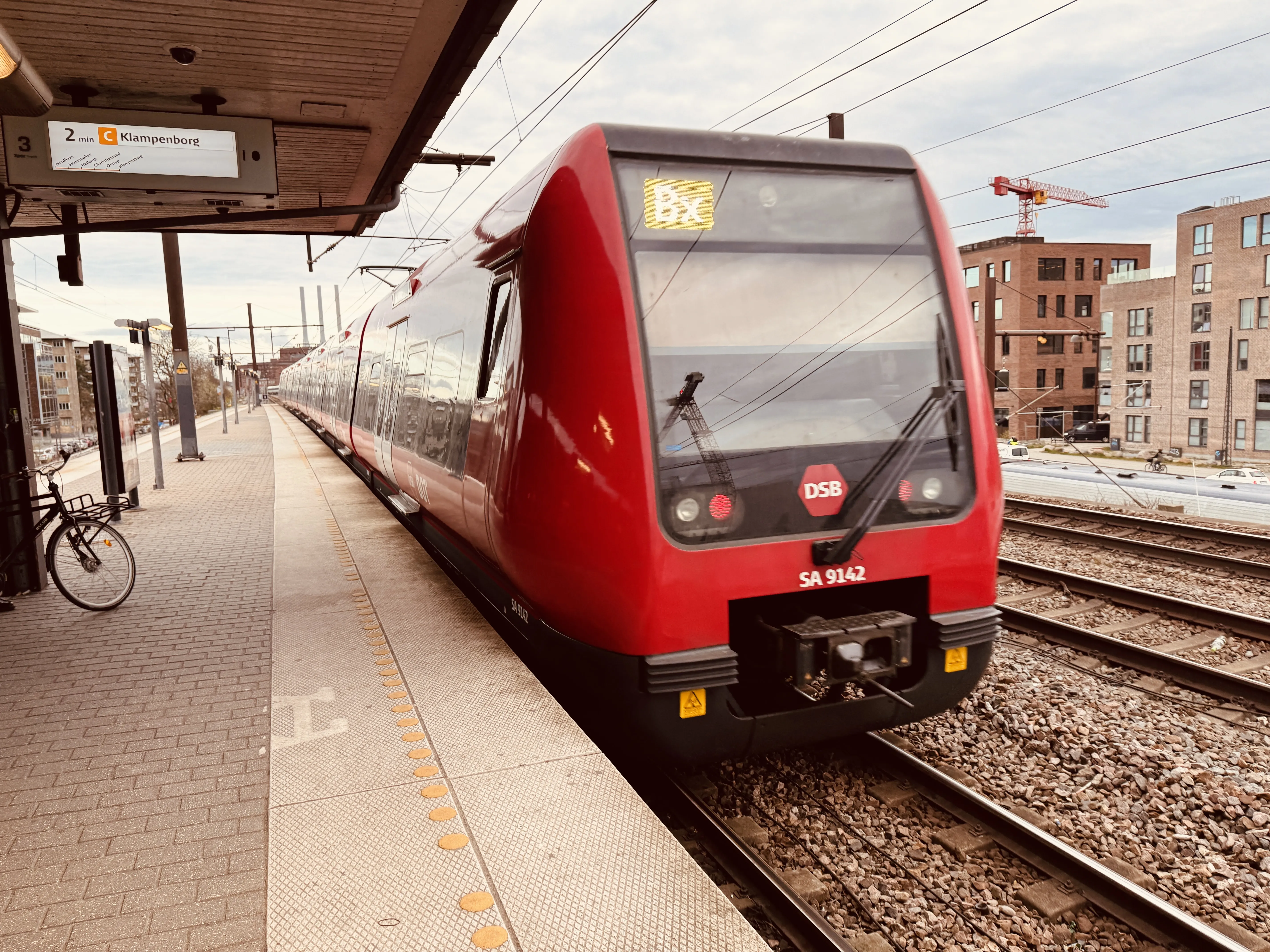 Billede af DSB SA 8142 fotograferet ud for Nordhavn S-togstrinbræt.