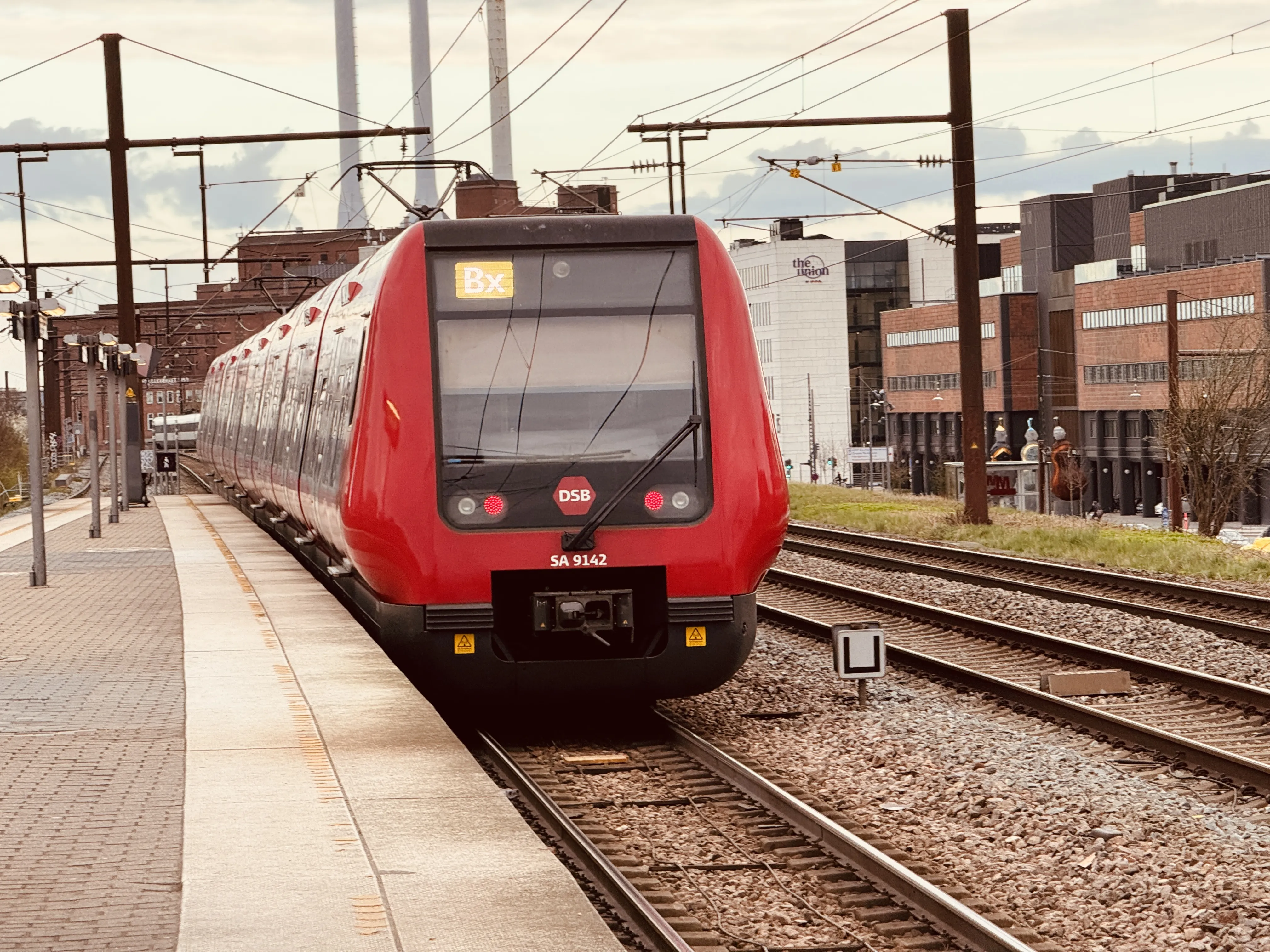 Billede af DSB SA 8142 fotograferet ud for Nordhavn S-togstrinbræt.