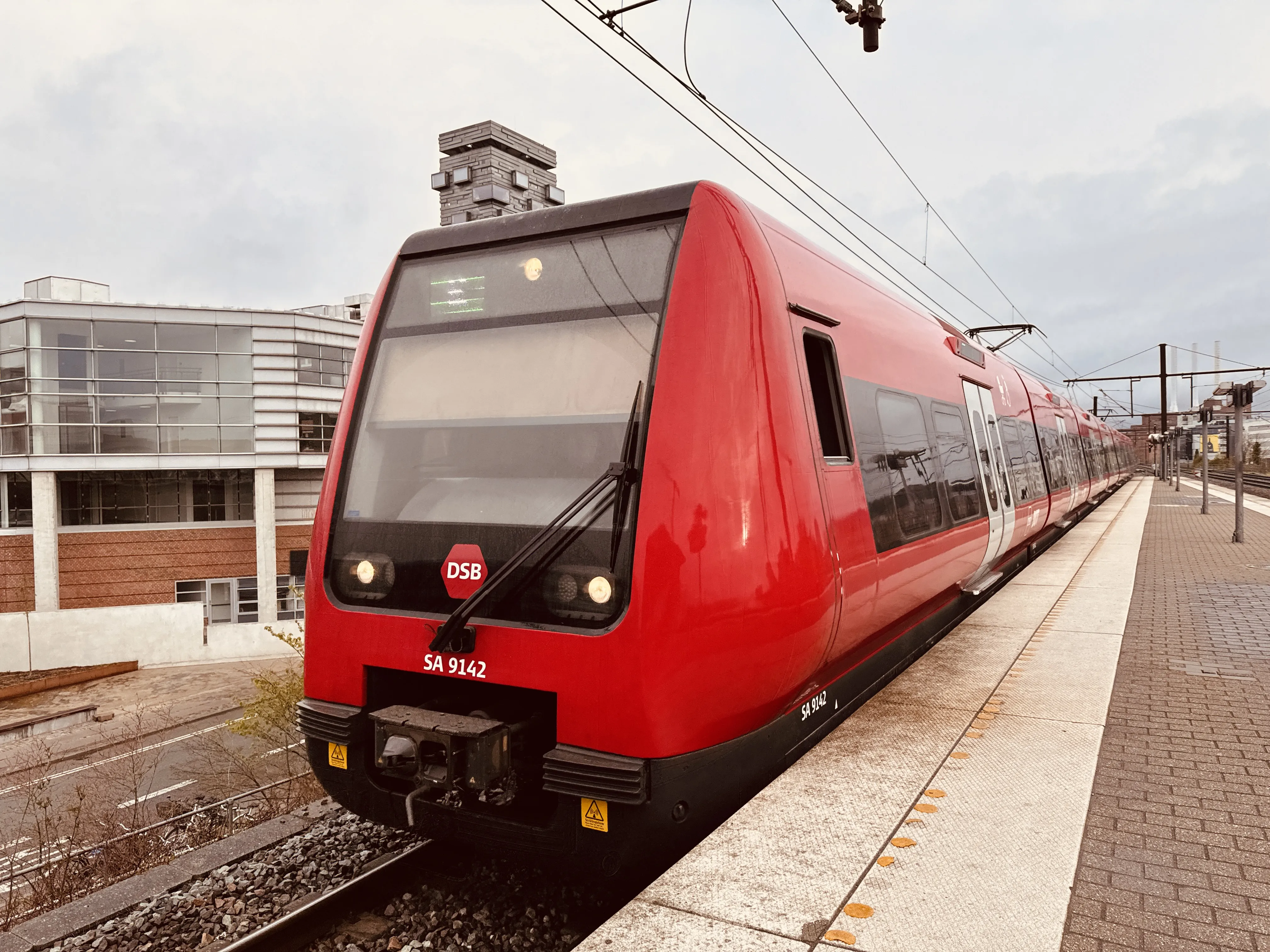 Billede af DSB SA 8142 fotograferet ud for Nordhavn S-togstrinbræt.