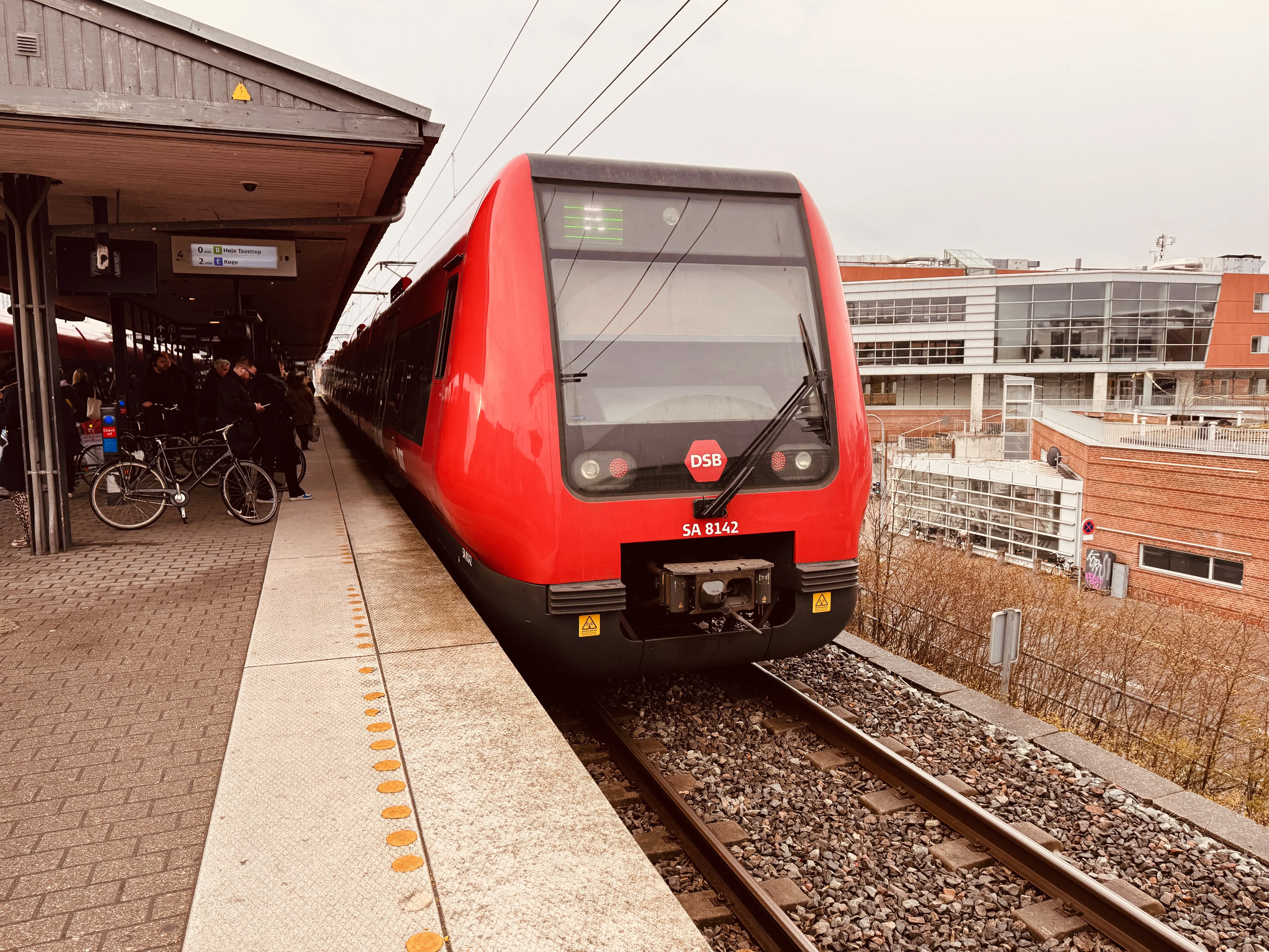 Billede af DSB SA 8142 fotograferet ud for Nordhavn S-togstrinbræt.