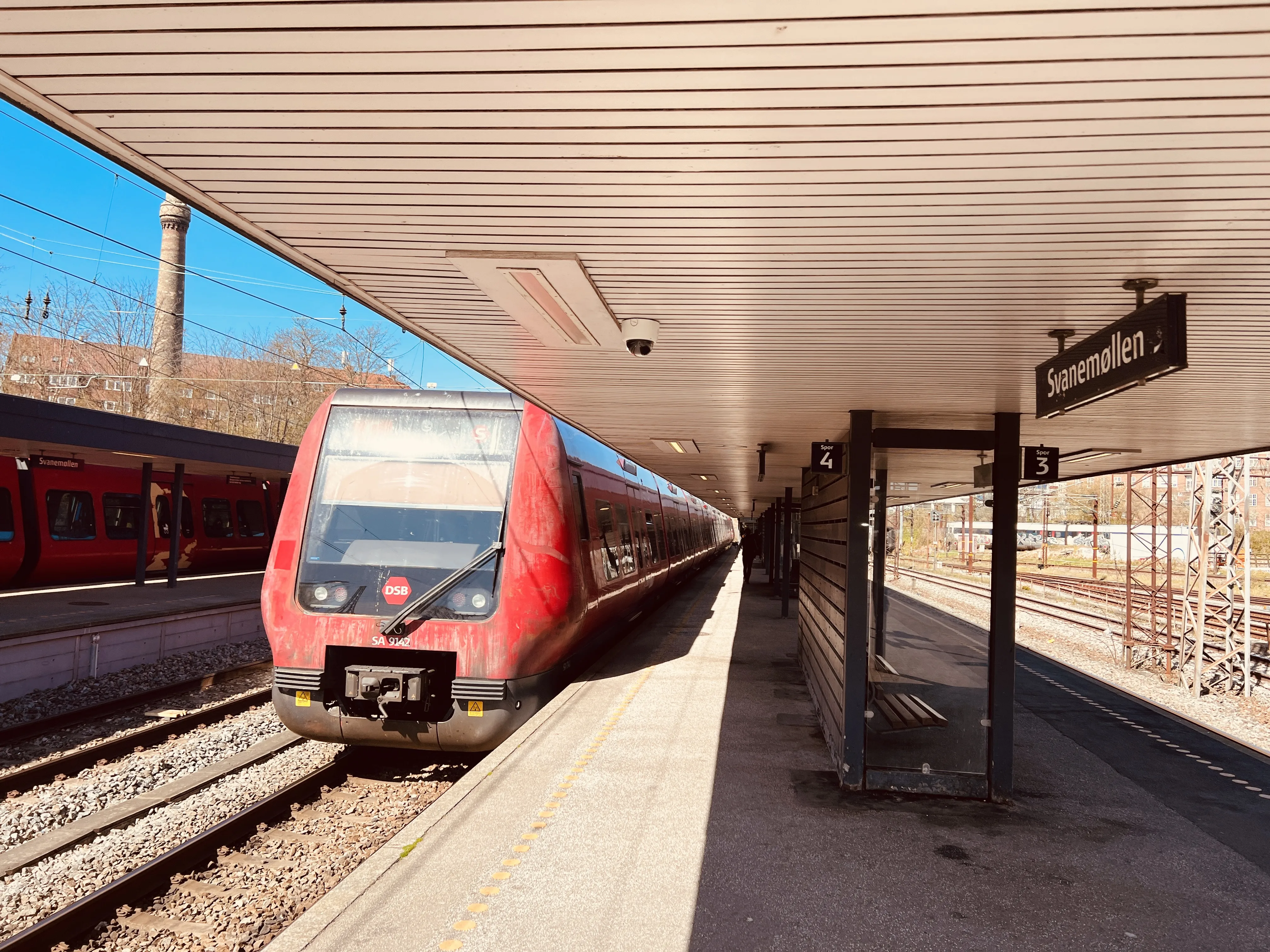 Billede af DSB SA 8142 fotograferet ud for Svanemøllen S-togsstation.