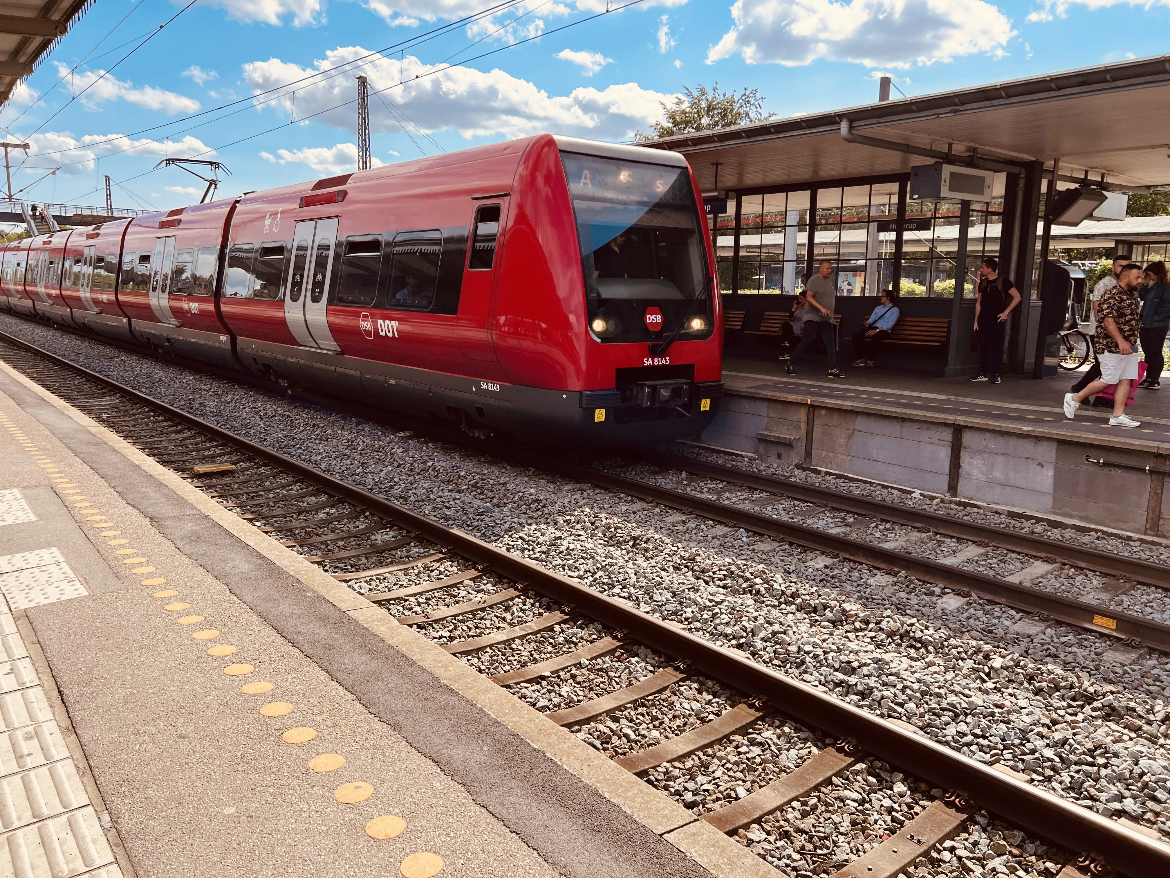 Billede af DSB SA 8143 fotograferet ud for Hellerup Station.