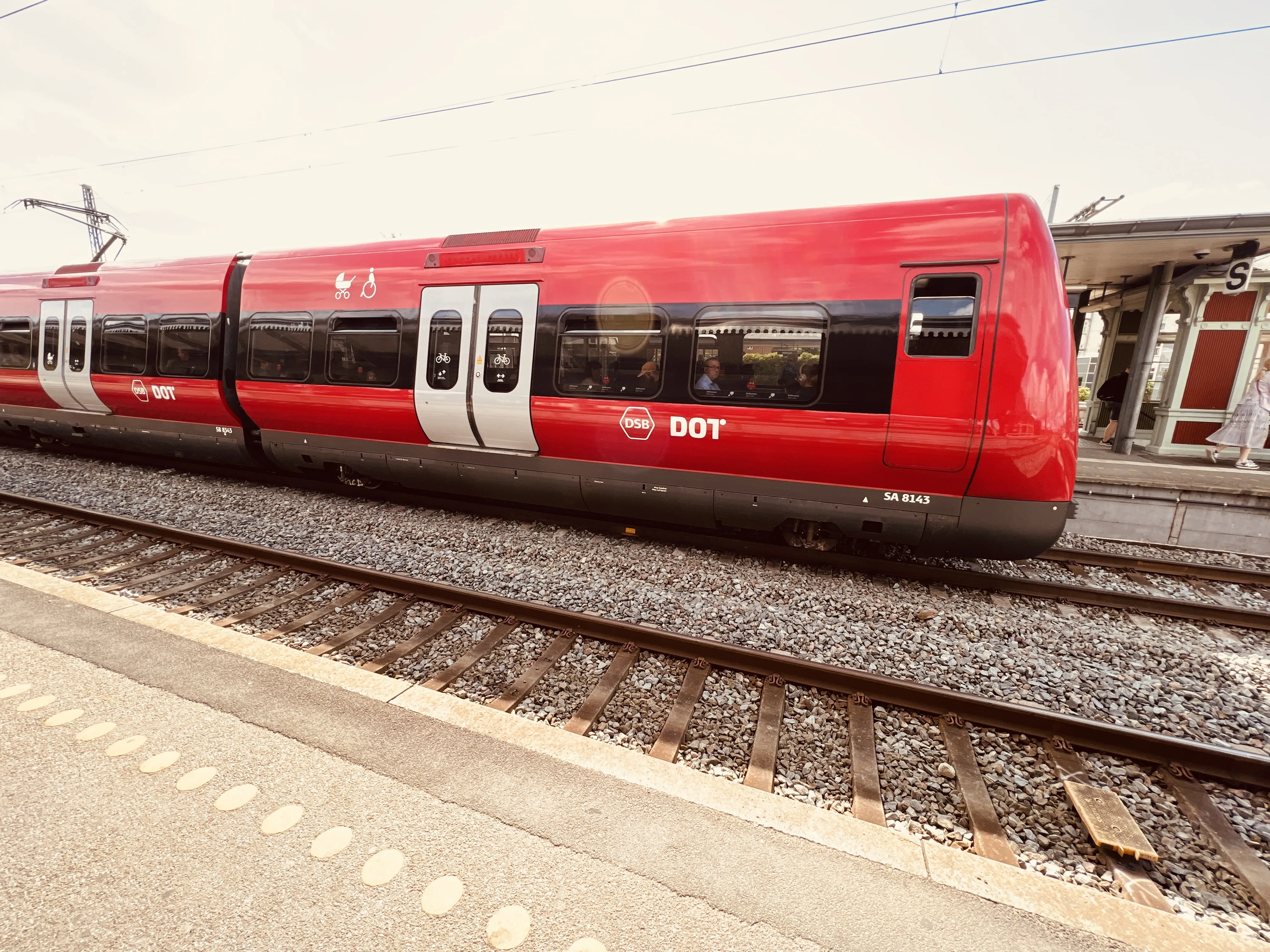 Billede af DSB SA 8143 fotograferet ud for Hellerup Station.