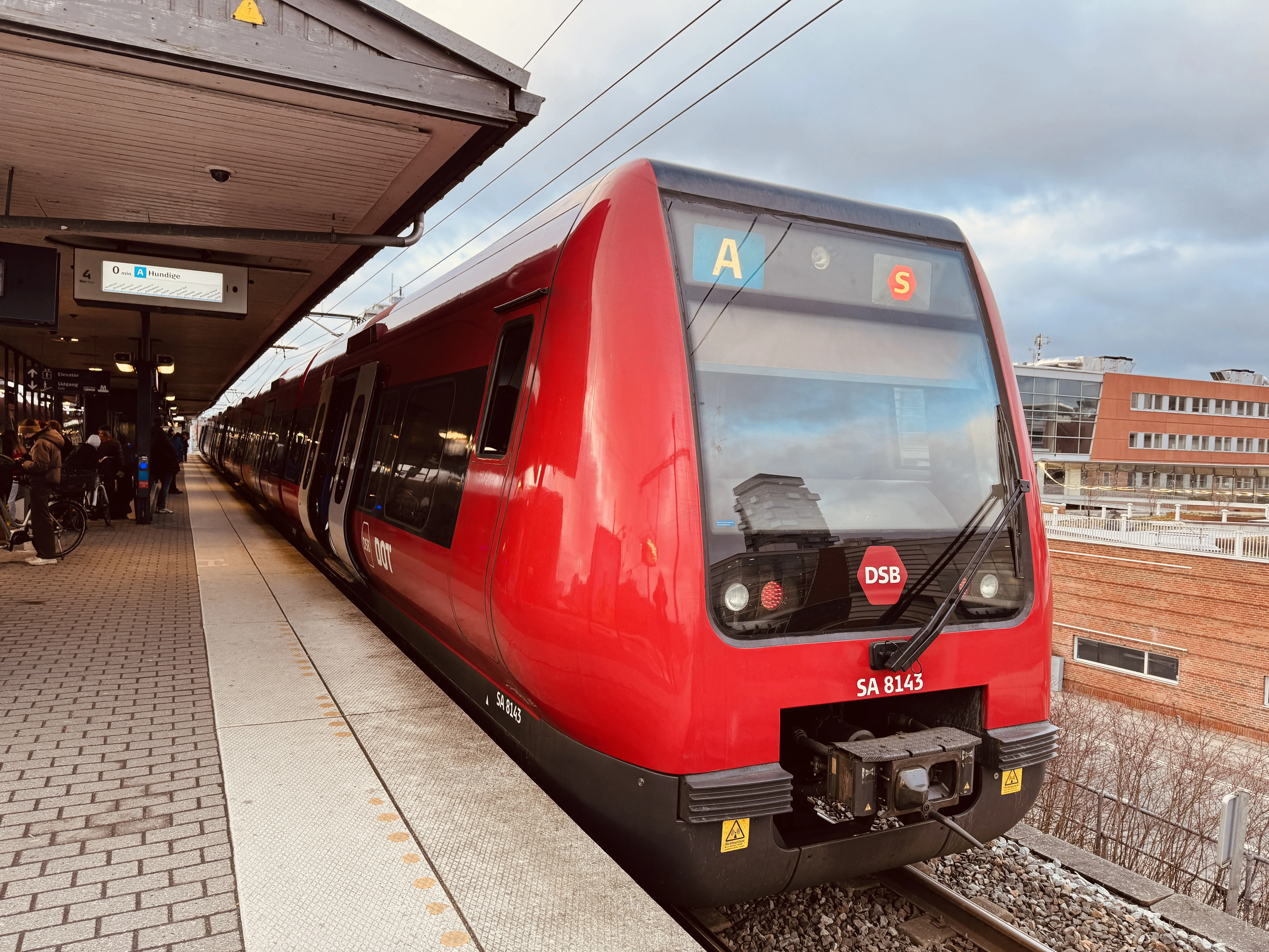 Billede af DSB SA 8143 fotograferet ud for Nordhavn S-togstrinbræt.