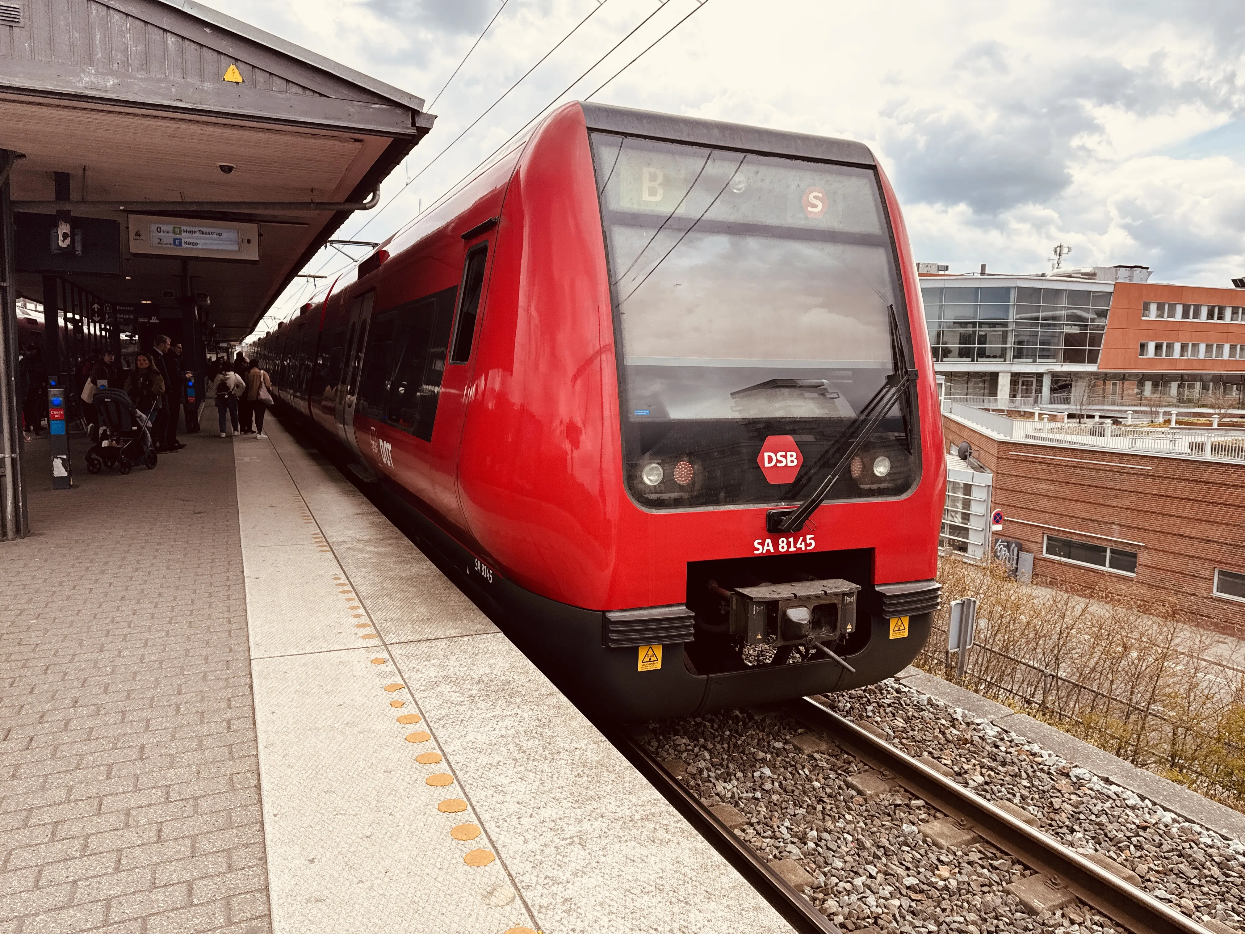 Billede af DSB SA 8145 fotograferet ud for Nordhavn S-togstrinbræt.