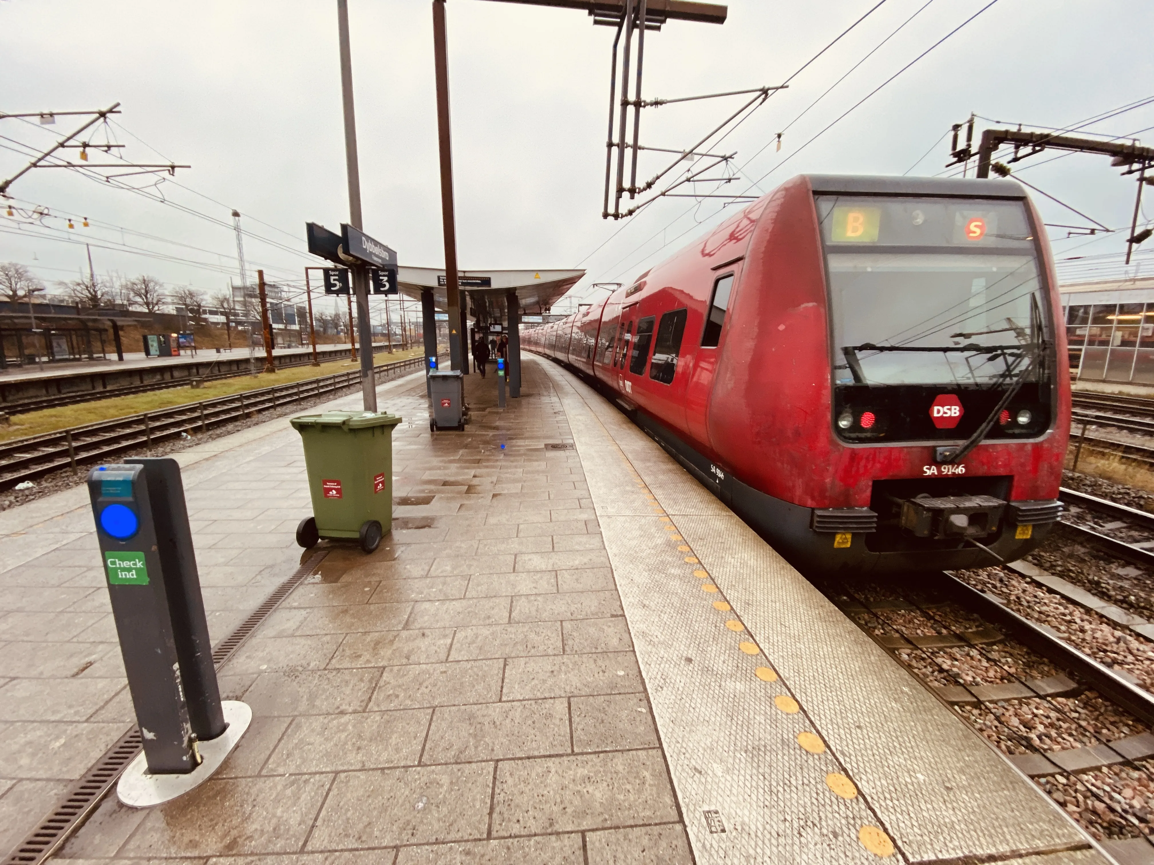 Billede af DSB SA 8146 fotograferet ud for Dybbølsbro S-togstrinbræt.