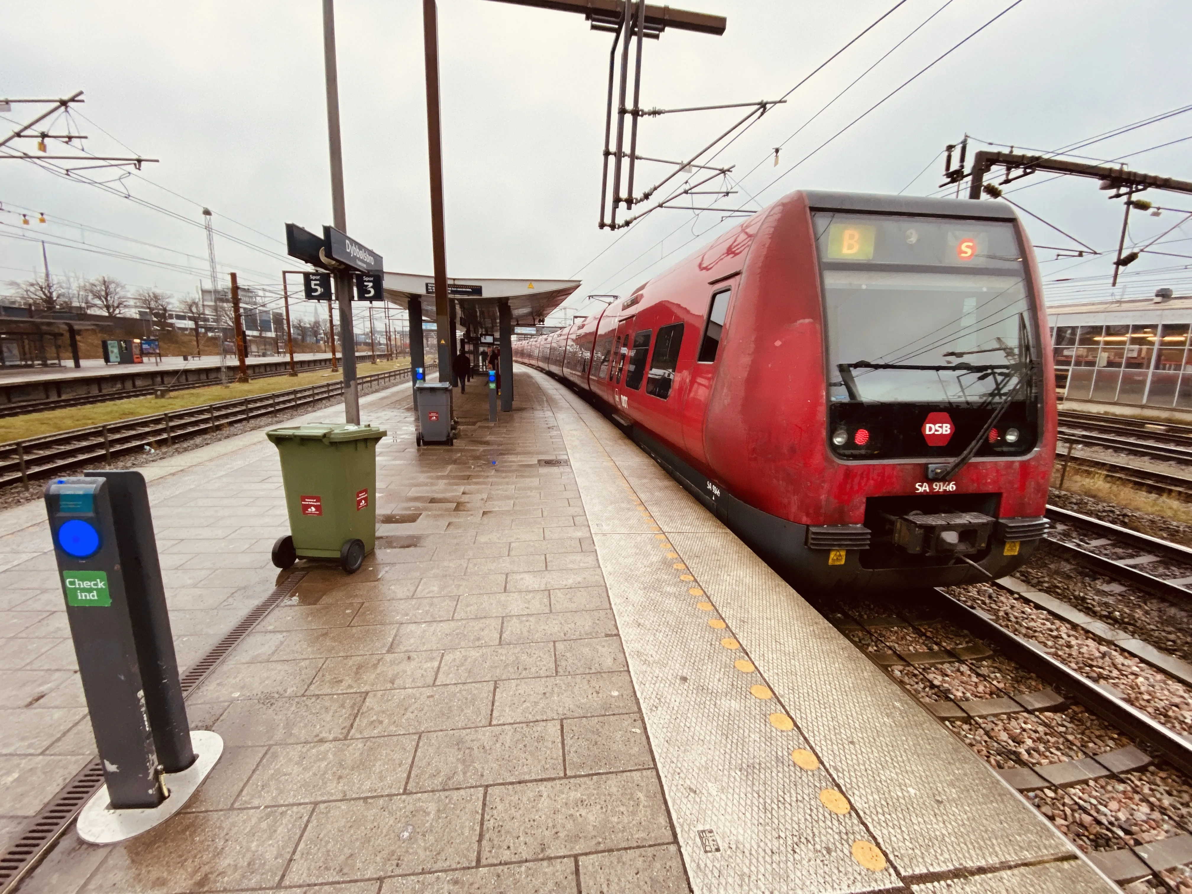 Billede af DSB SA 8146 fotograferet ud for Dybbølsbro S-togstrinbræt.