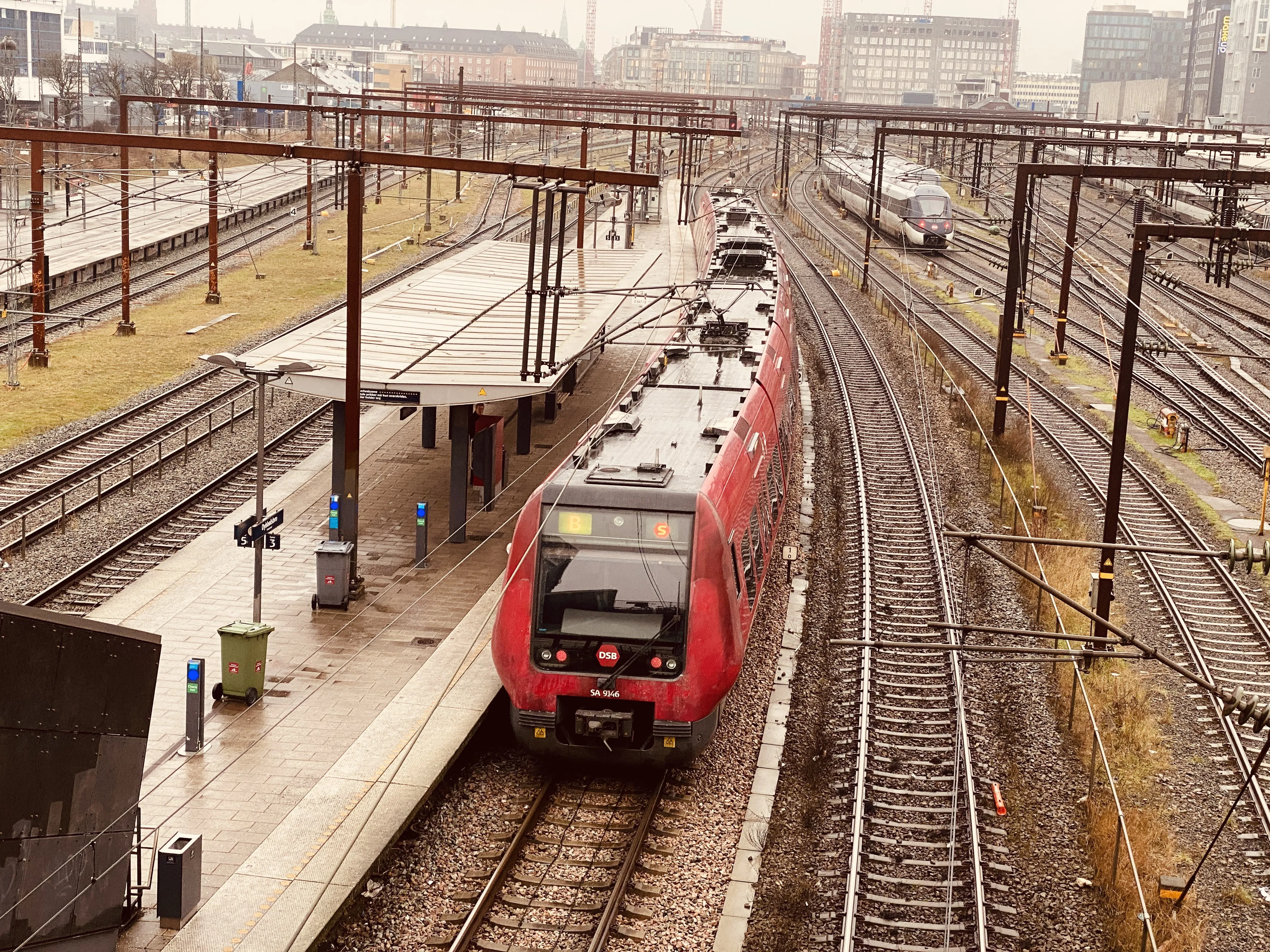 Billede af DSB SA 8146 fotograferet ud for Dybbølsbro S-togstrinbræt.