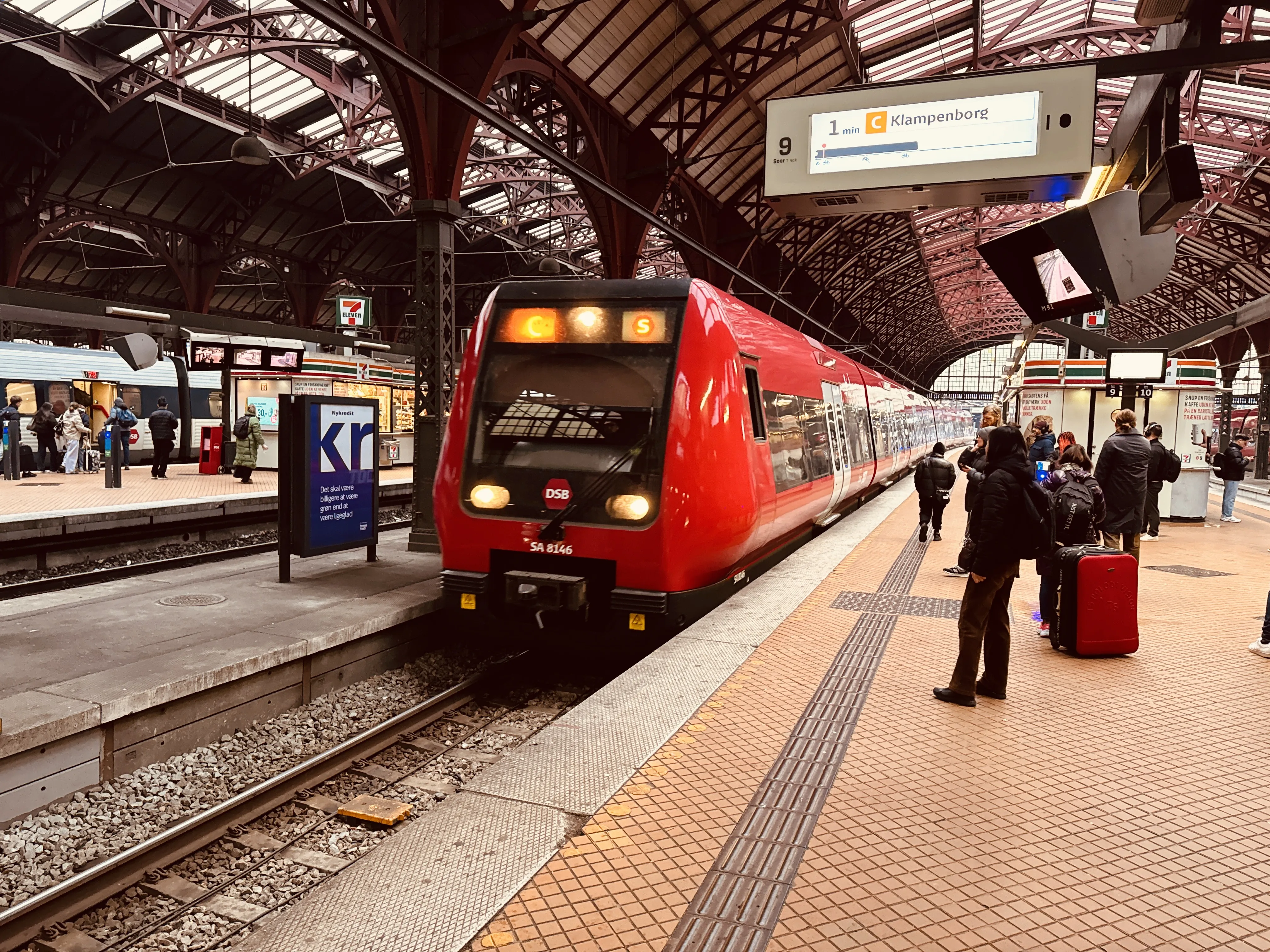 Billede af DSB SA 8146 fotograferet ud for København Hovedbanegård.