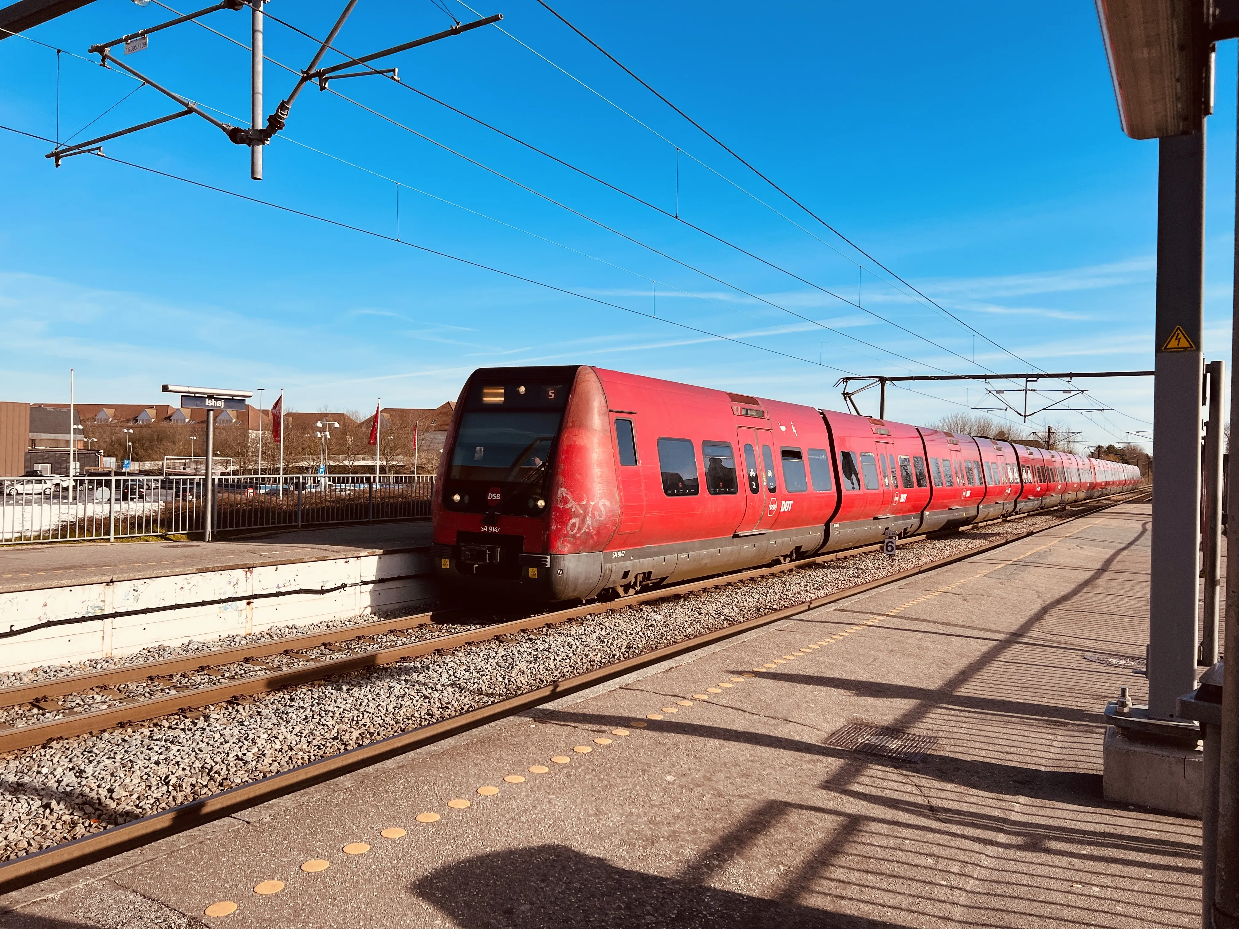 Billede af DSB SA 8147 fotograferet ud for Ishøj S-togsstation.