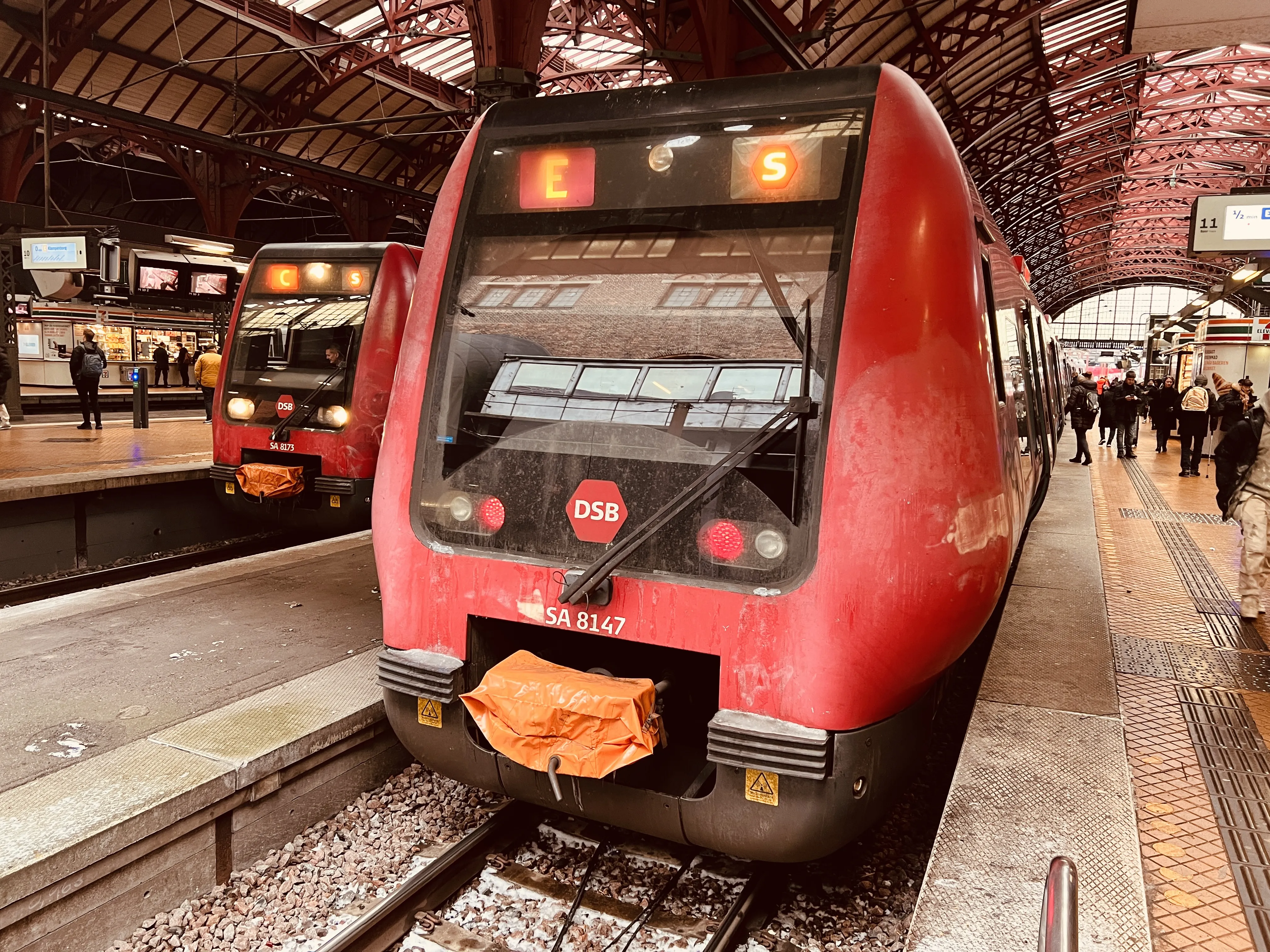 Billede af DSB SA 8147 fotograferet ud for København Hovedbanegård.