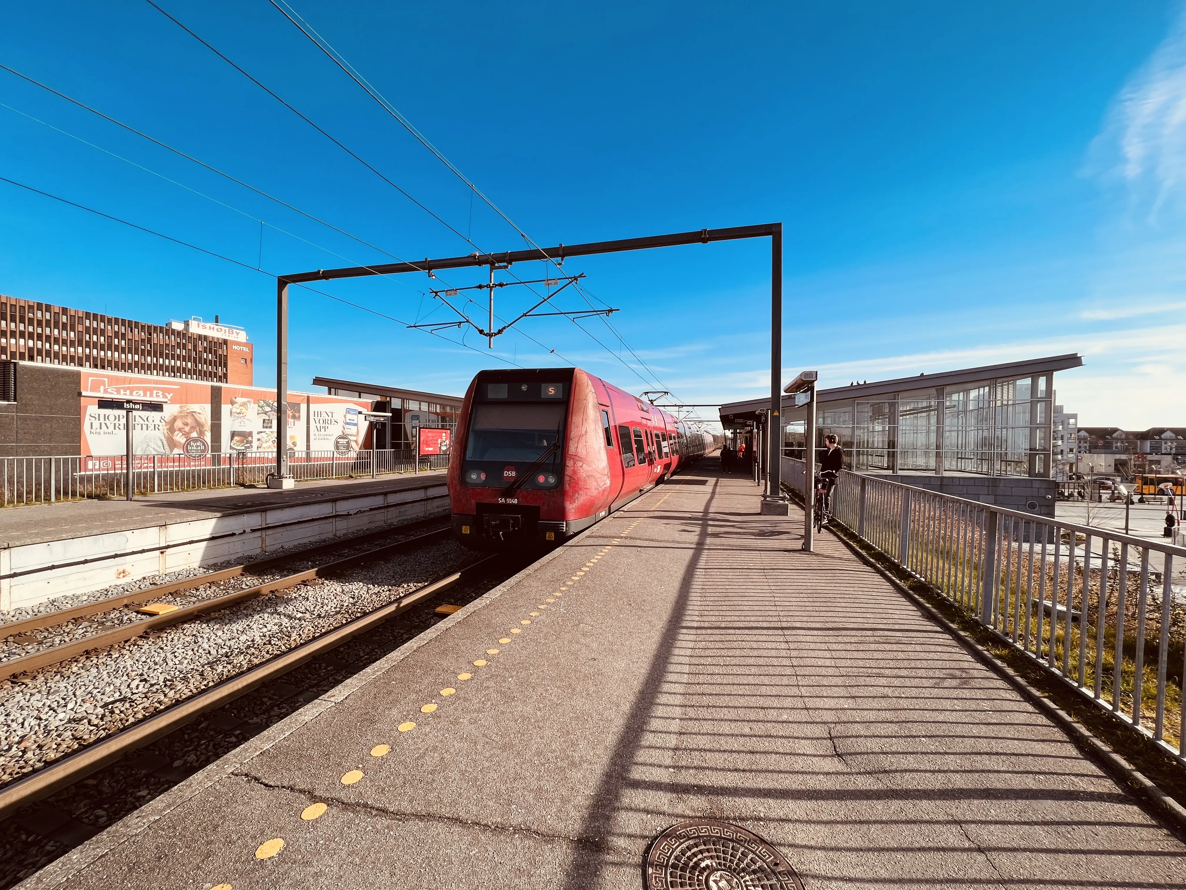 Billede af DSB SA 8148 fotograferet ud for Ishøj S-togsstation.