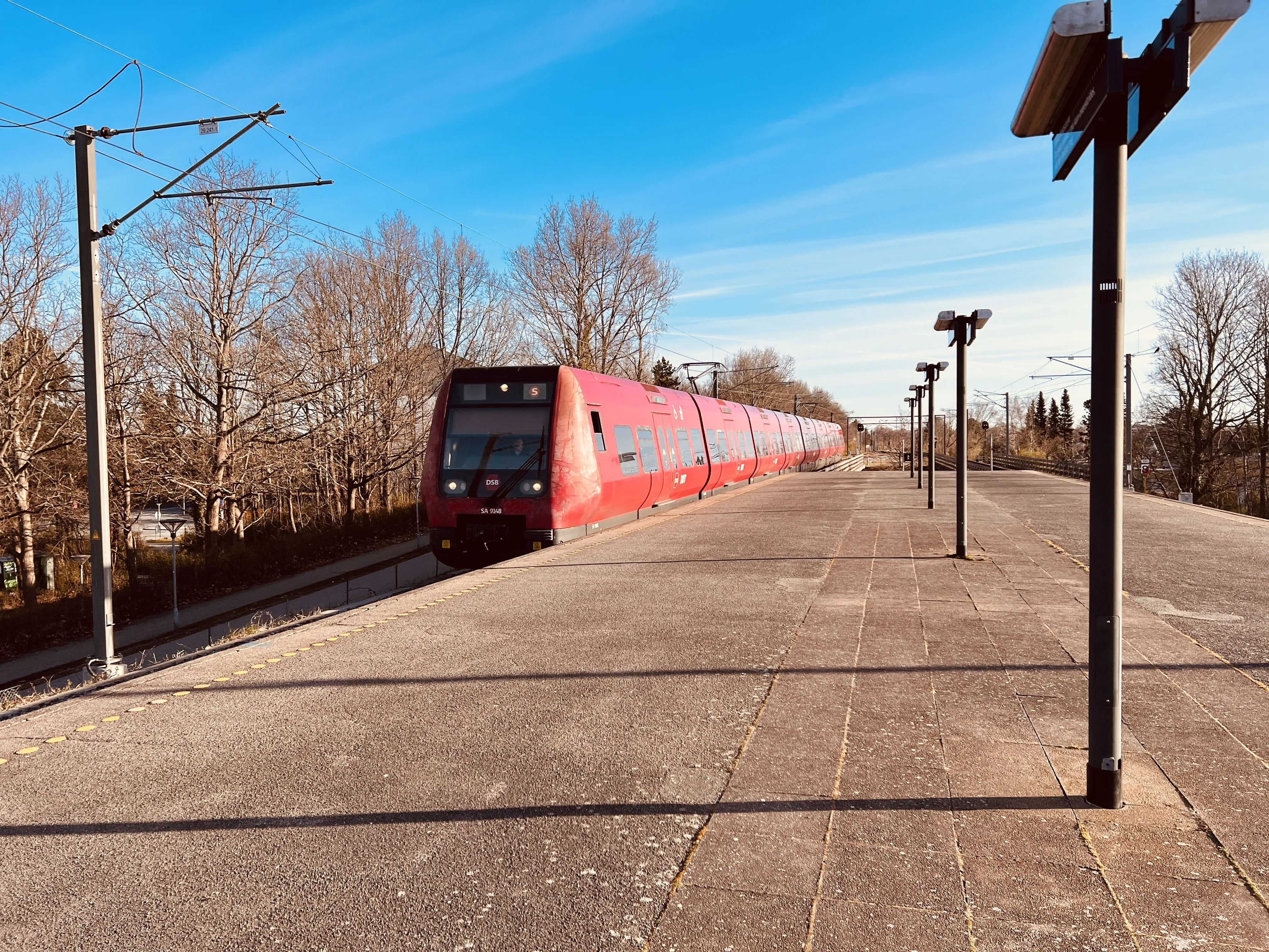 Billede af DSB SA 8148 fotograferet ud for Solrød Strand S-togstrinbræt.