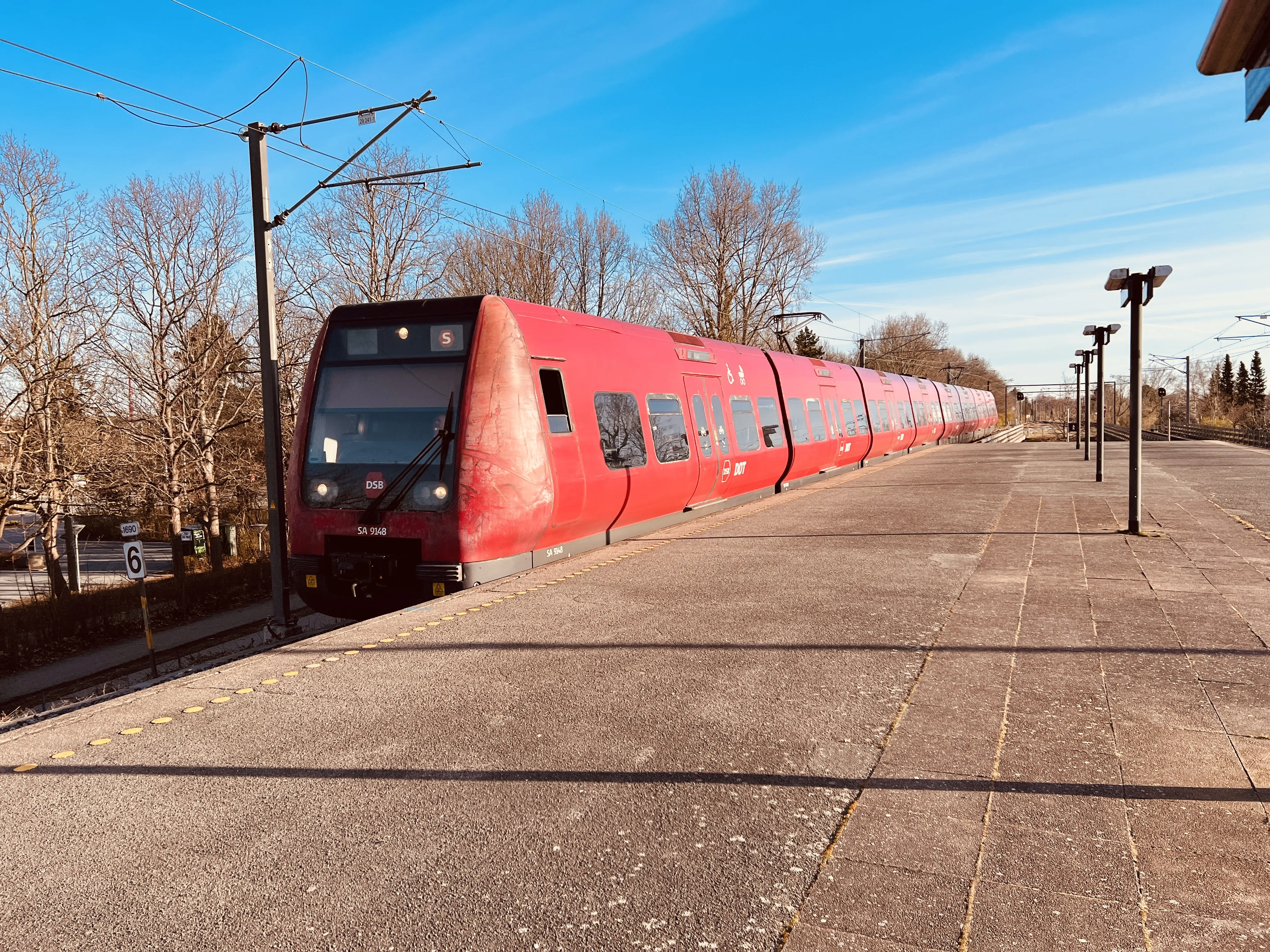 Billede af DSB SA 8148 fotograferet ud for Solrød Strand S-togstrinbræt.