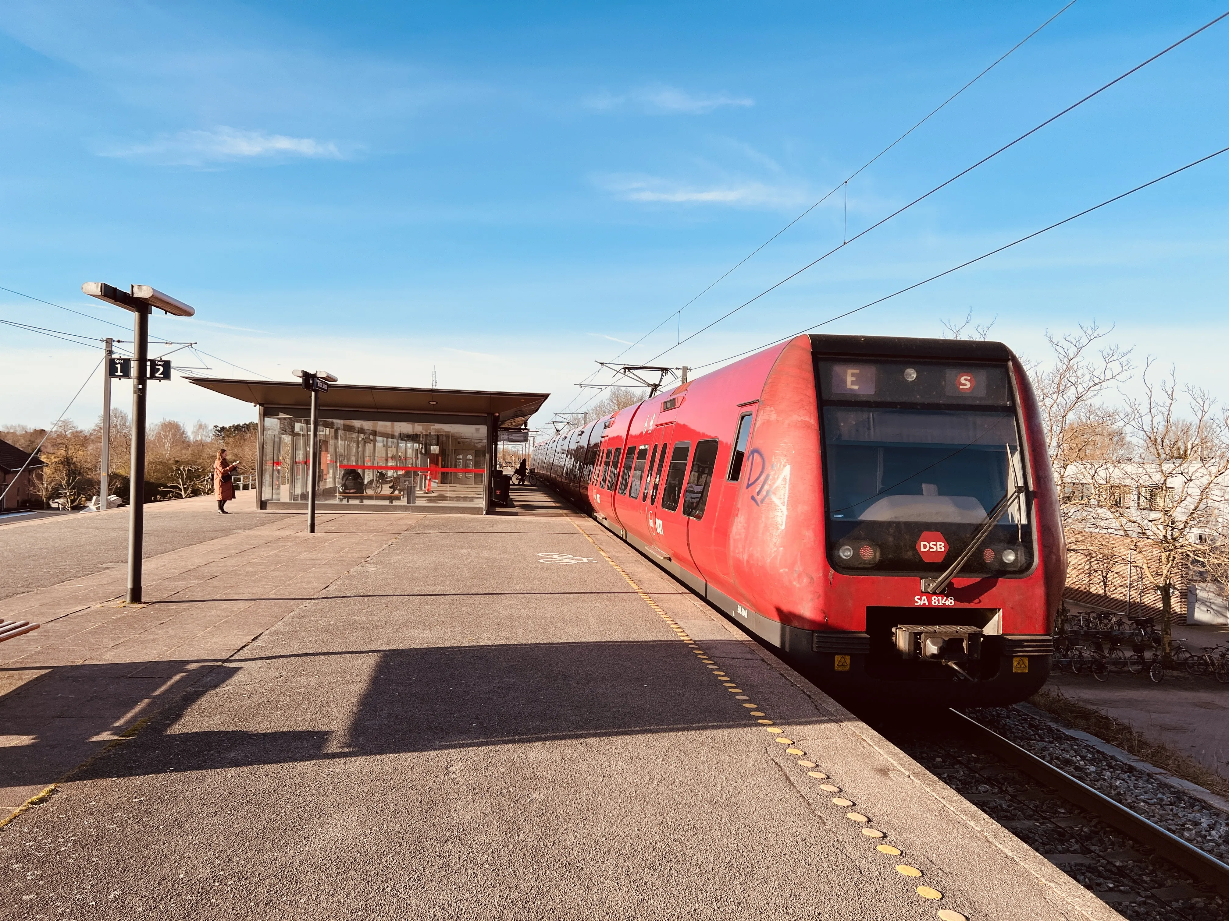 Billede af DSB SA 8148 fotograferet ud for Solrød Strand S-togstrinbræt.