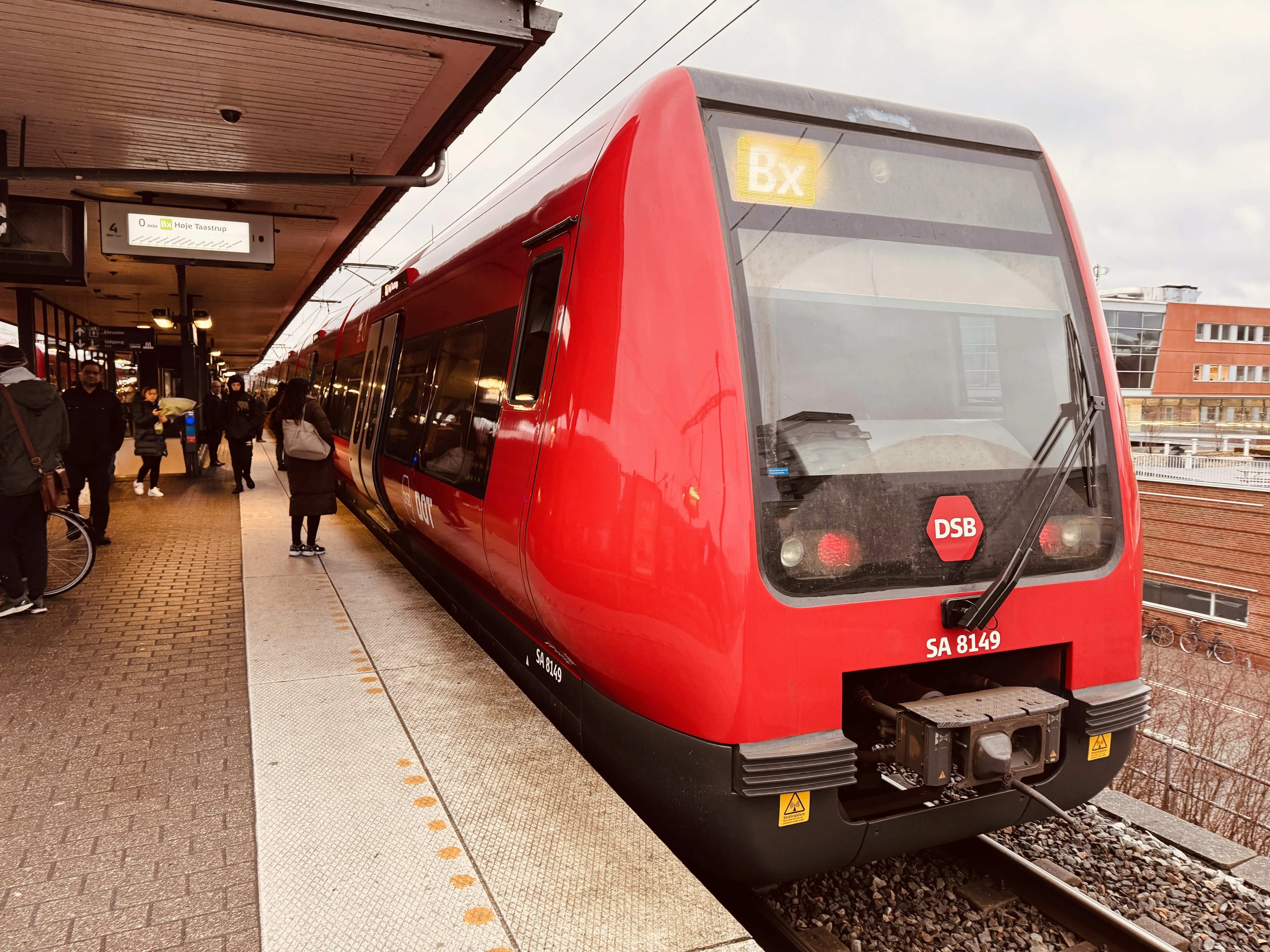 Billede af DSB SA 8149 fotograferet ud for Nordhavn S-togstrinbræt.