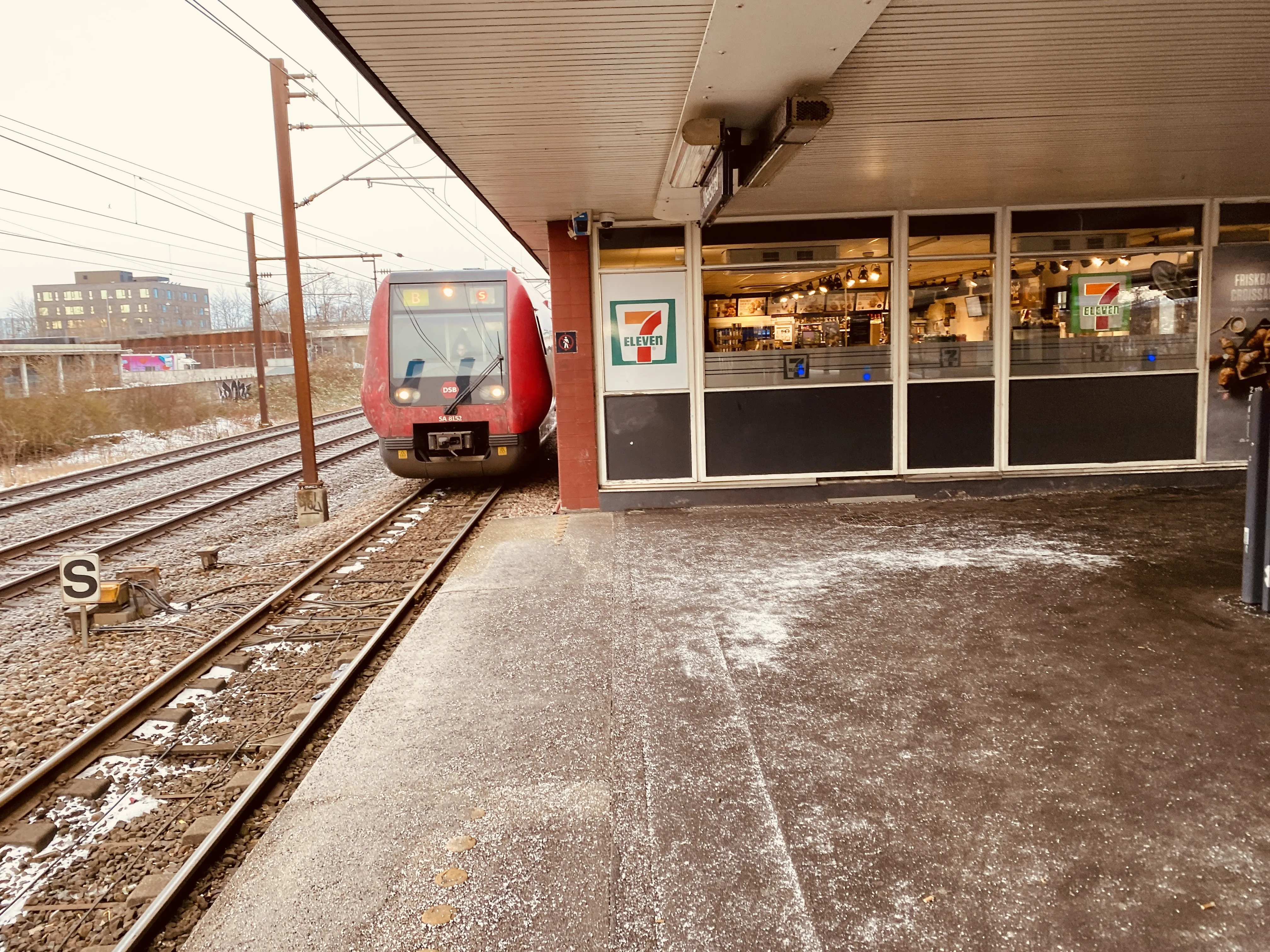 Billede af DSB SA 8152 fotograferet ud for Albertslund S-togstrinbræt.