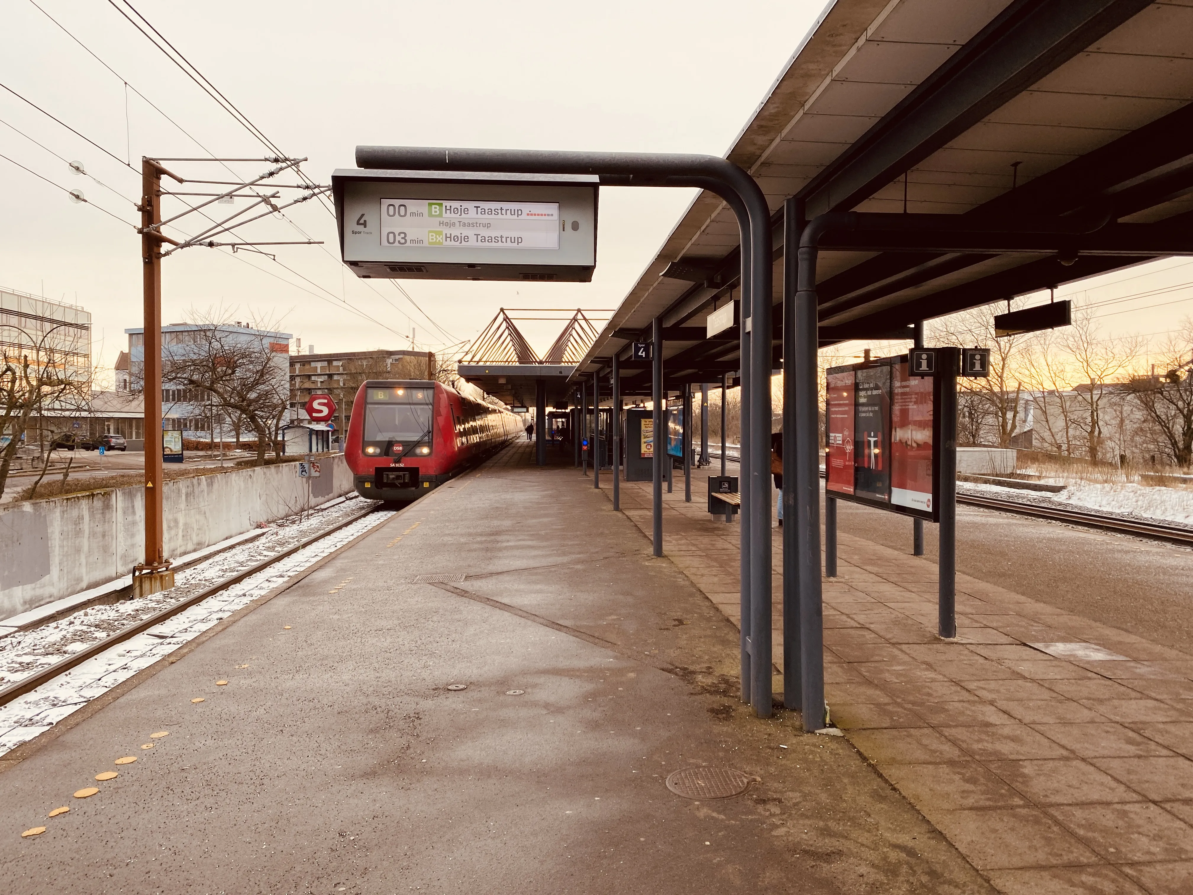 Billede af DSB SA 8152 fotograferet ud for Taastrup S-togstrinbræt.