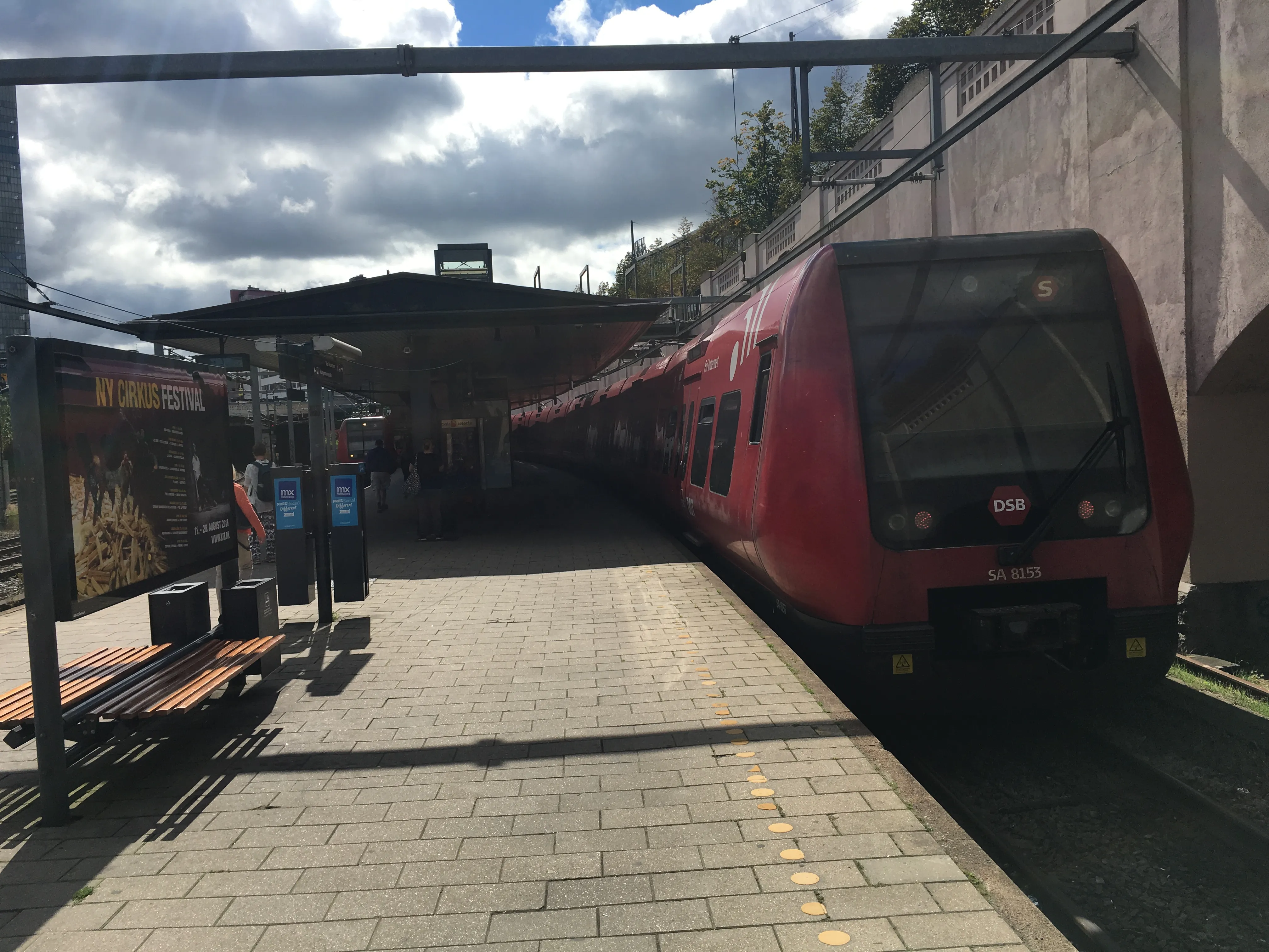 Billede af DSB SA 8153 fotograferet ud for Vesterport Station.