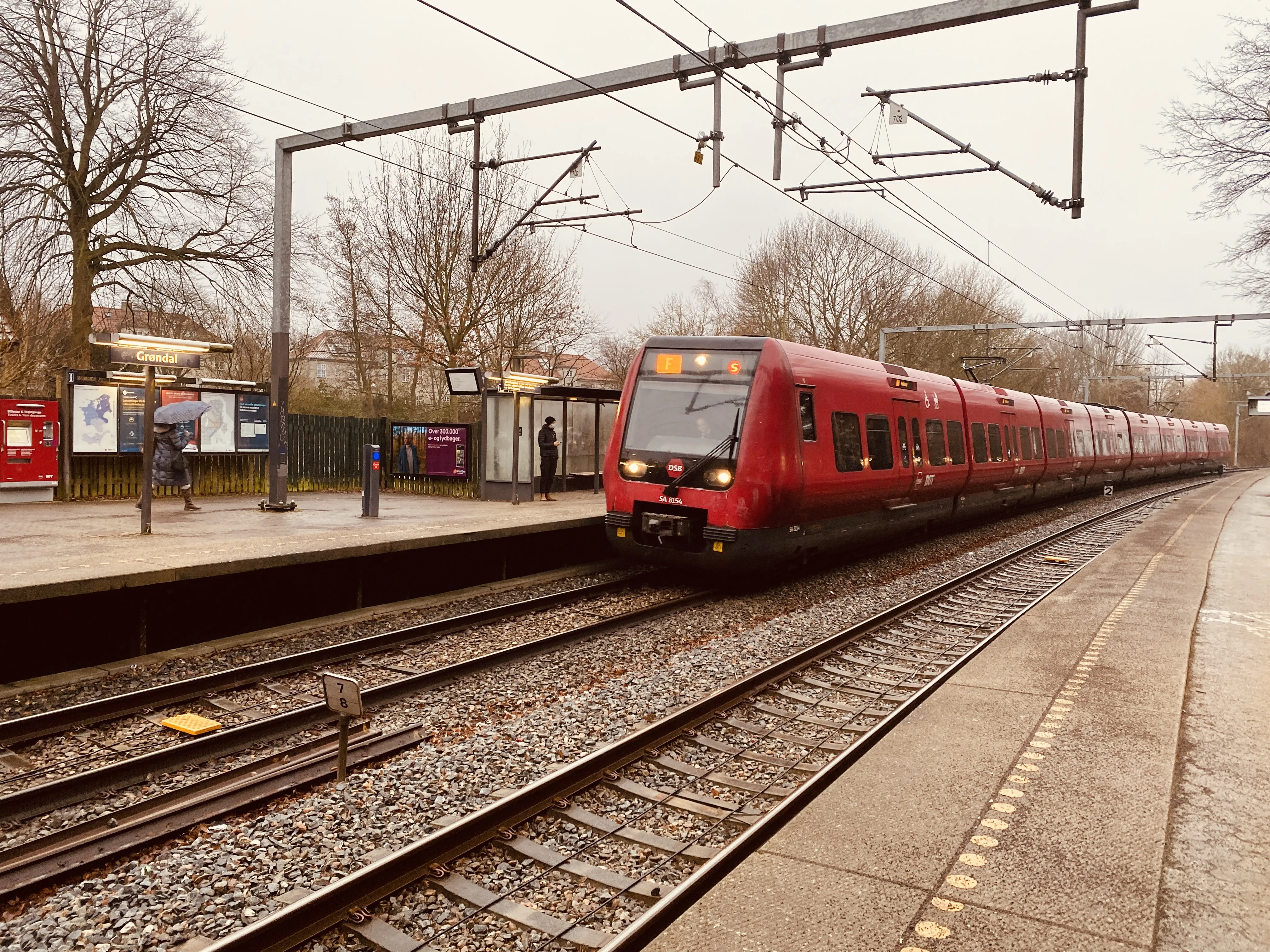 Billede af DSB SA 8154 fotograferet ud for Grøndal S-togstrinbræt.