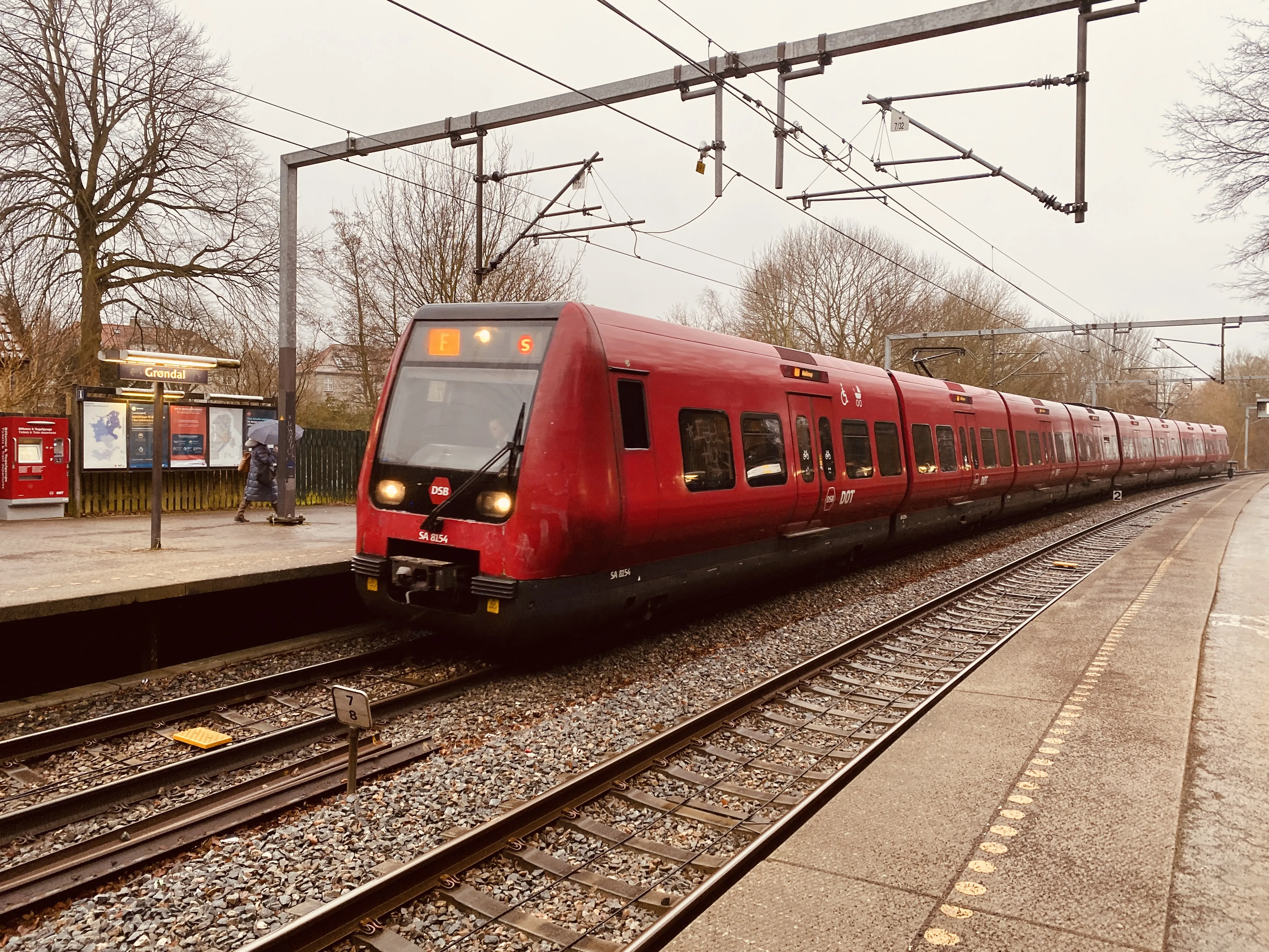 Billede af DSB SA 8154 fotograferet ud for Grøndal S-togstrinbræt.