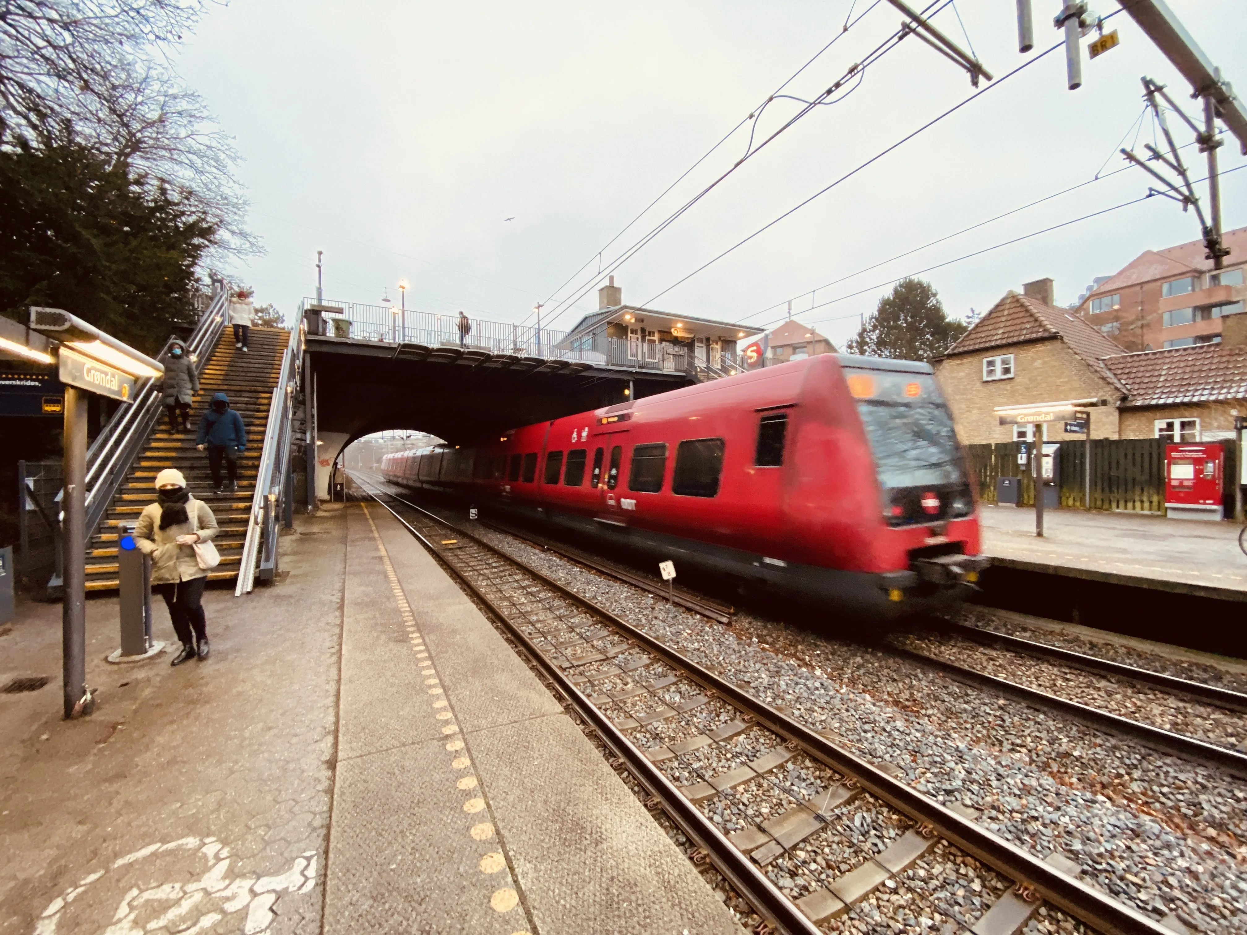 Billede af DSB SA 8154 fotograferet ud for Grøndal S-togstrinbræt.