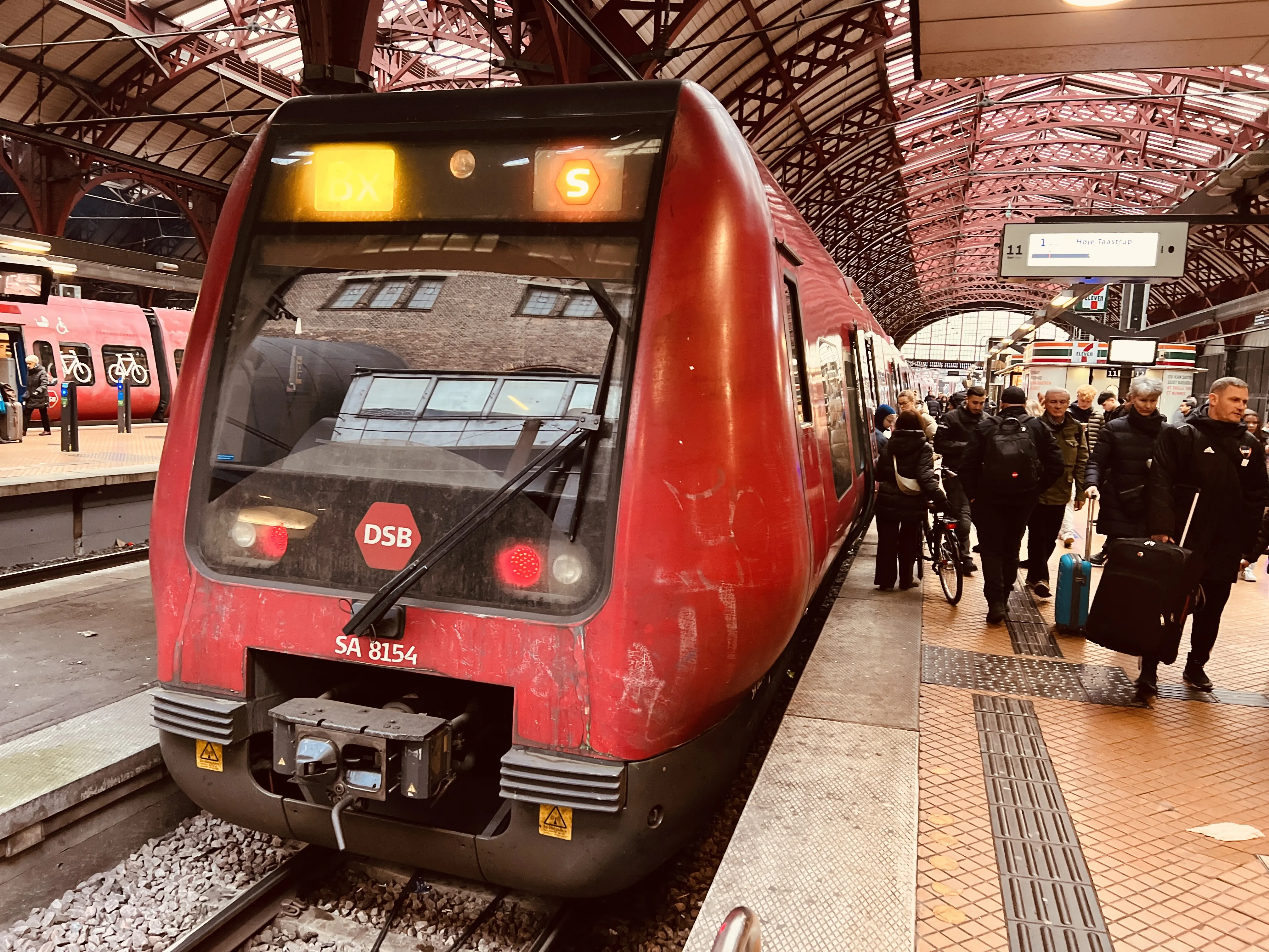 Billede af DSB SA 8154 fotograferet ud for København Hovedbanegård.