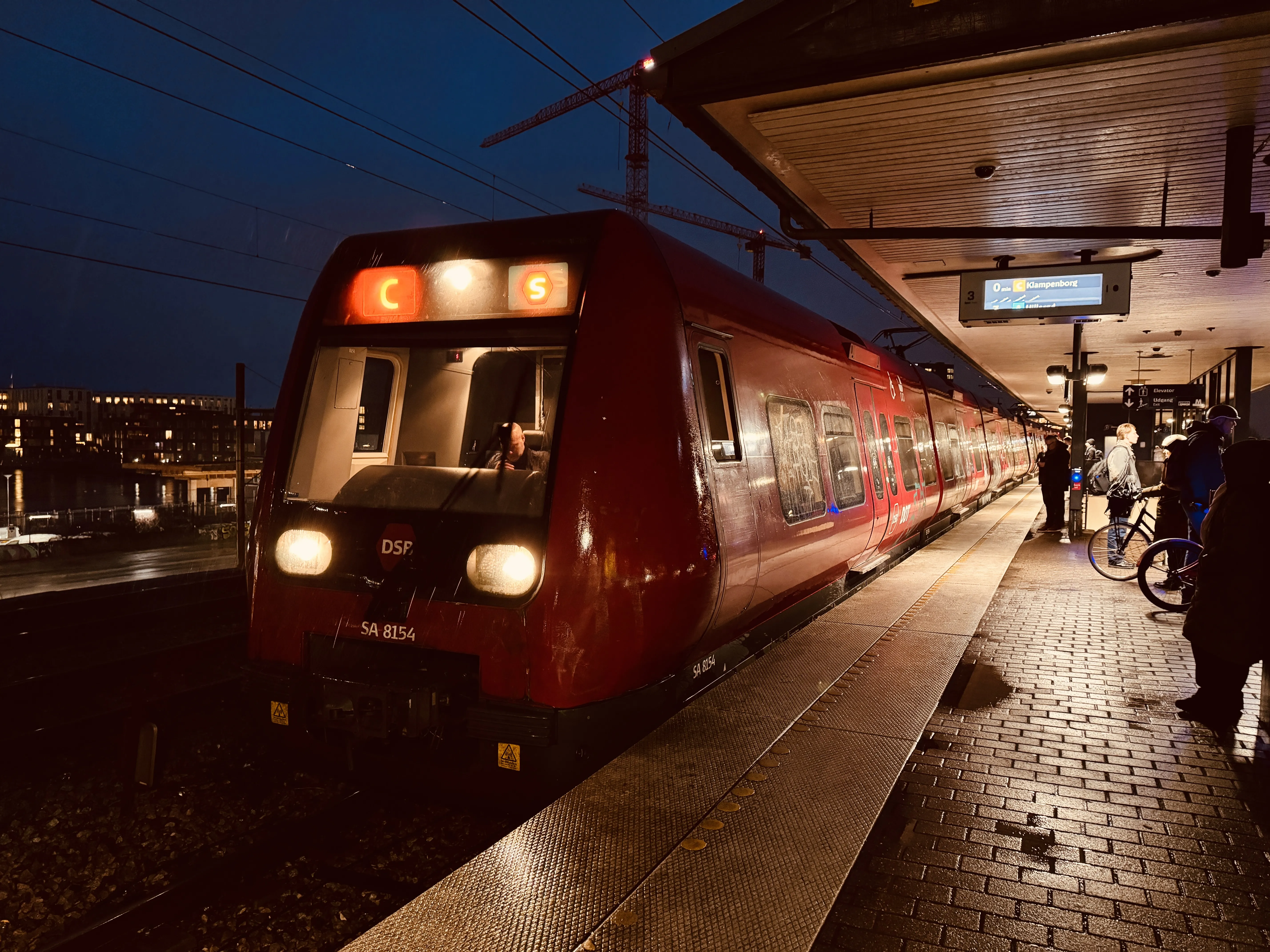 Billede af DSB SA 8154 fotograferet ud for Nordhavn S-togstrinbræt.