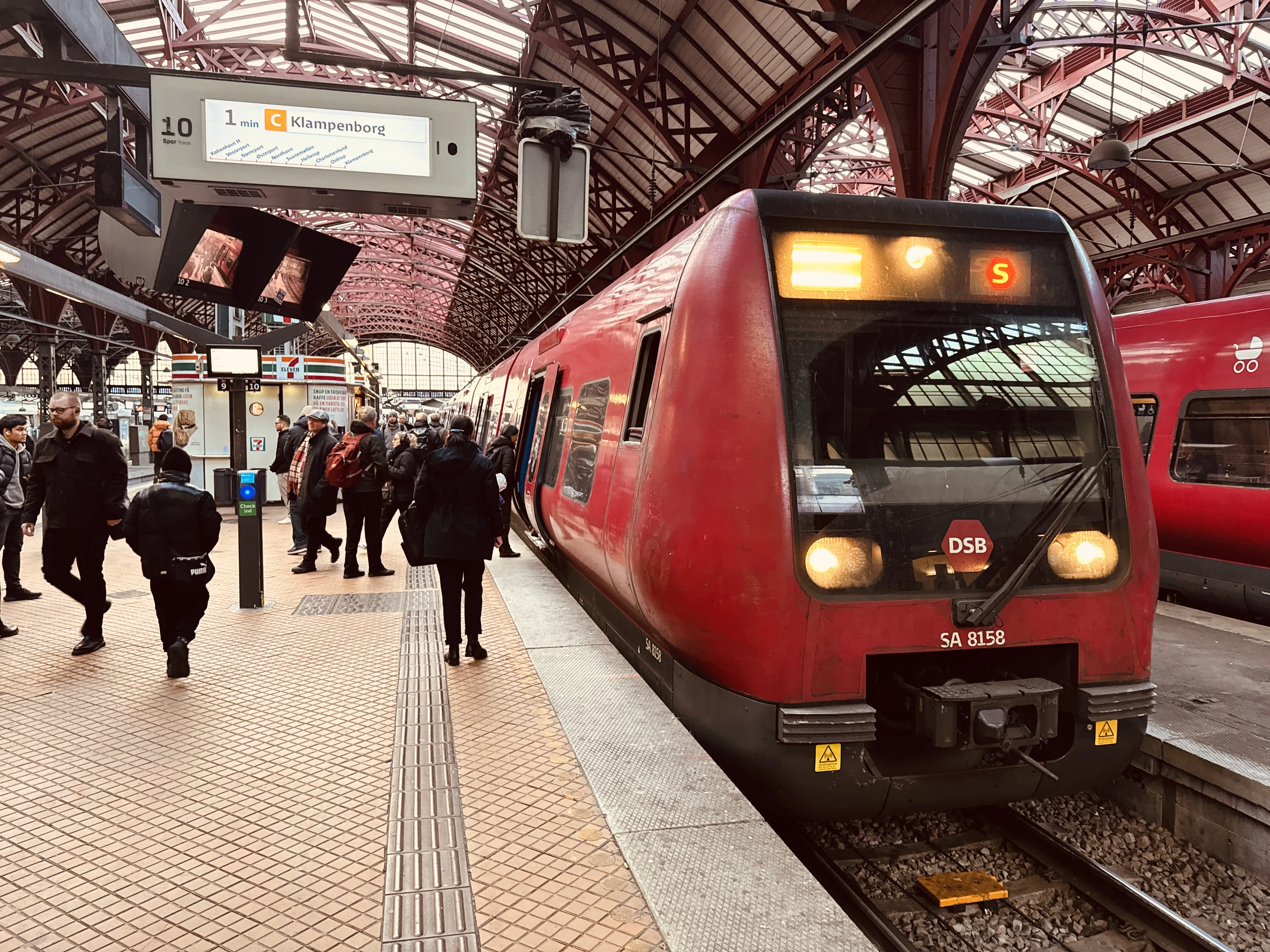 Billede af DSB SA 8158 fotograferet ud for København Hovedbanegård.