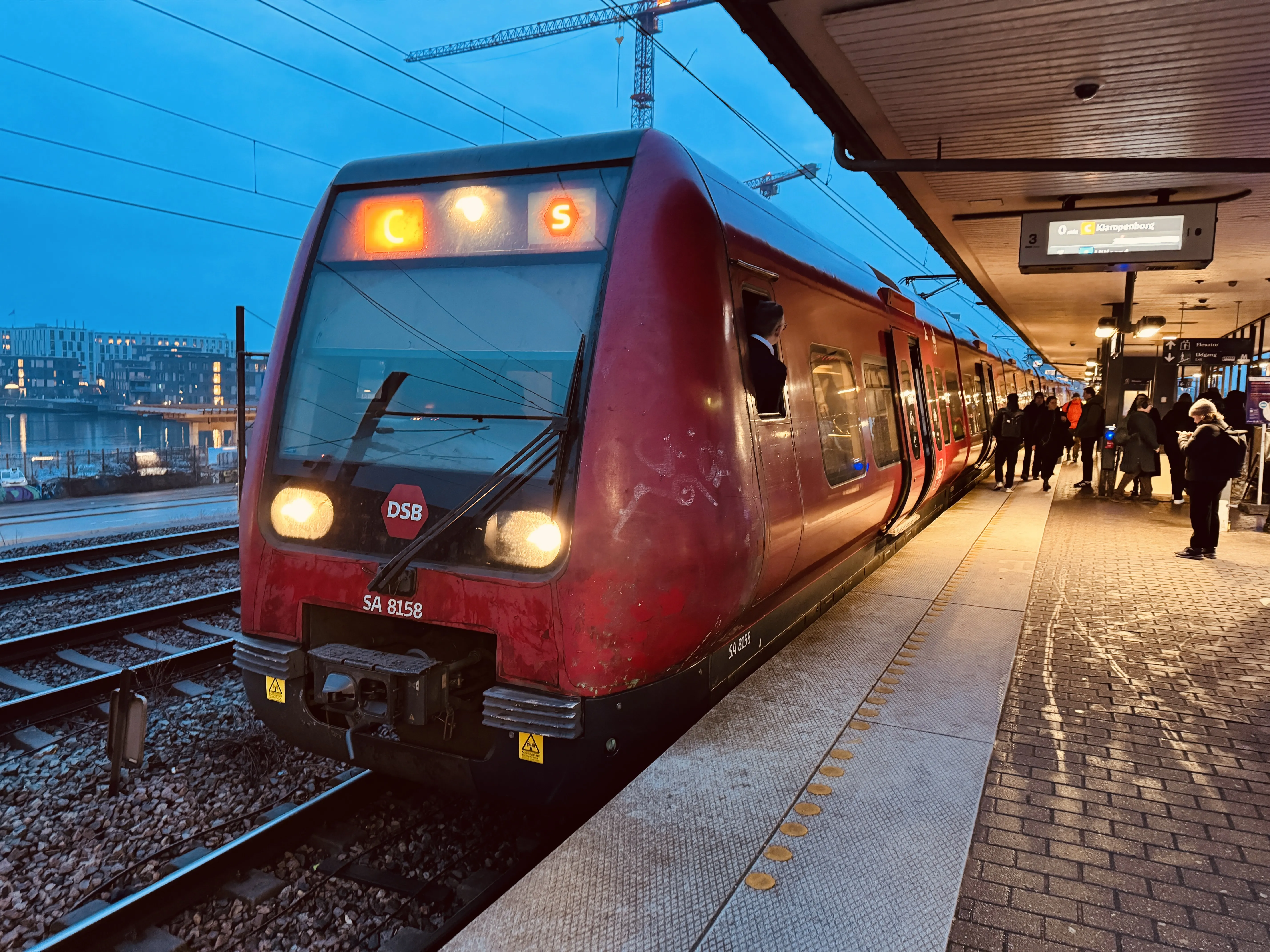 Billede af DSB SA 8158 fotograferet ud for Nordhavn S-togstrinbræt.