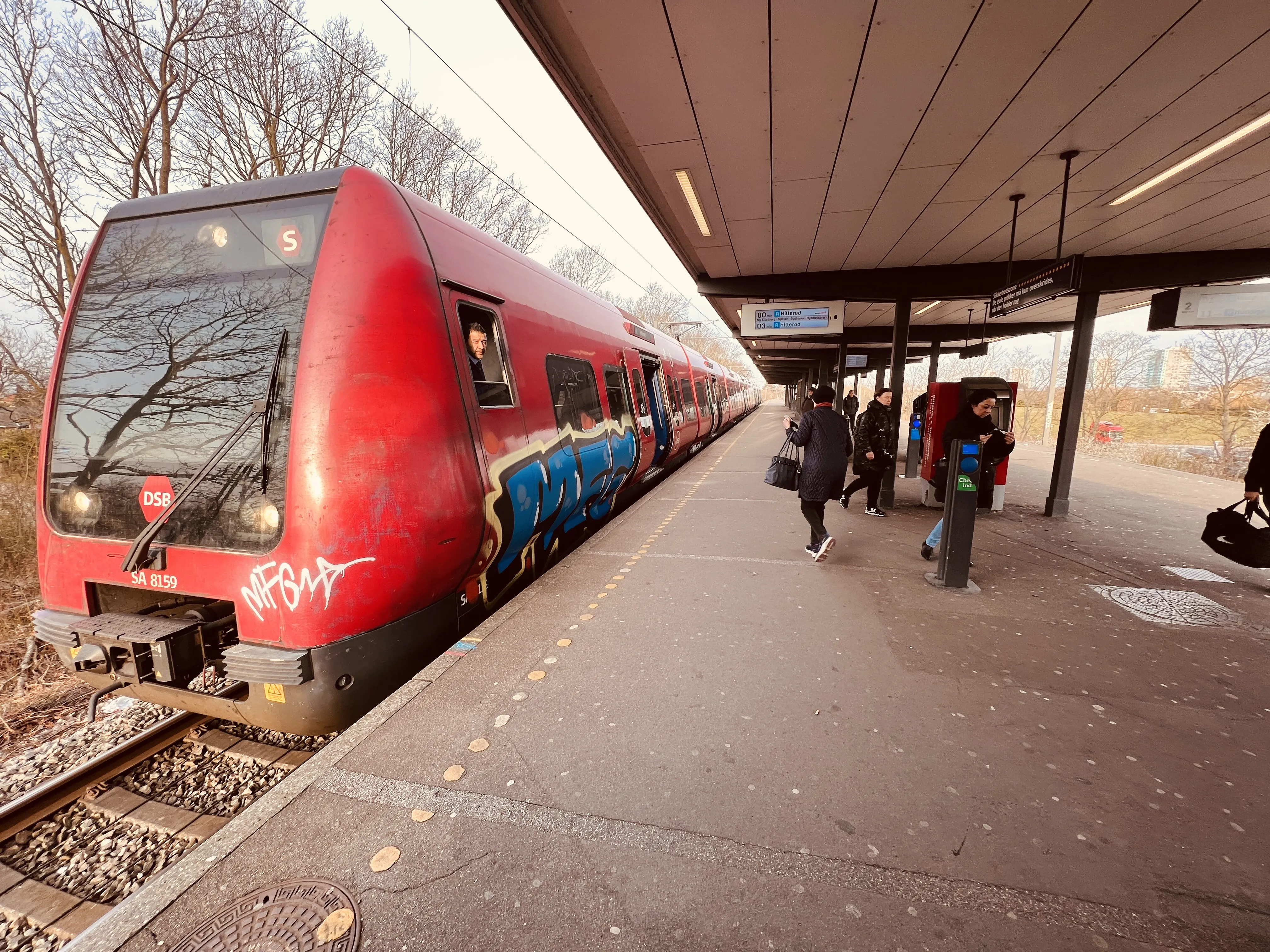 Billede af DSB SA 8159 fotograferet ud for Brøndby Strand S-togstrinbræt.