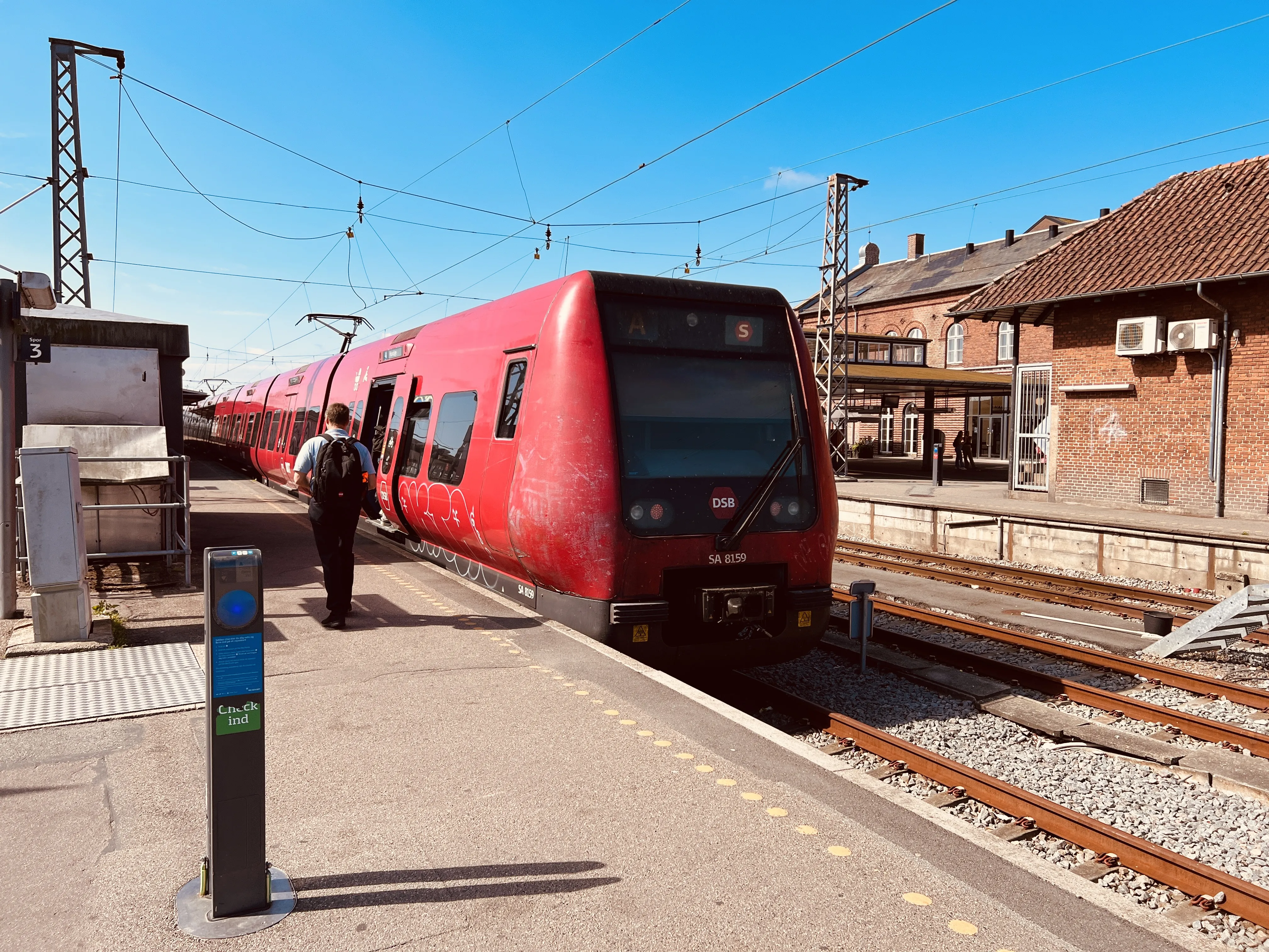 Billede af DSB SA 8159 fotograferet ud for Hillerød Station.