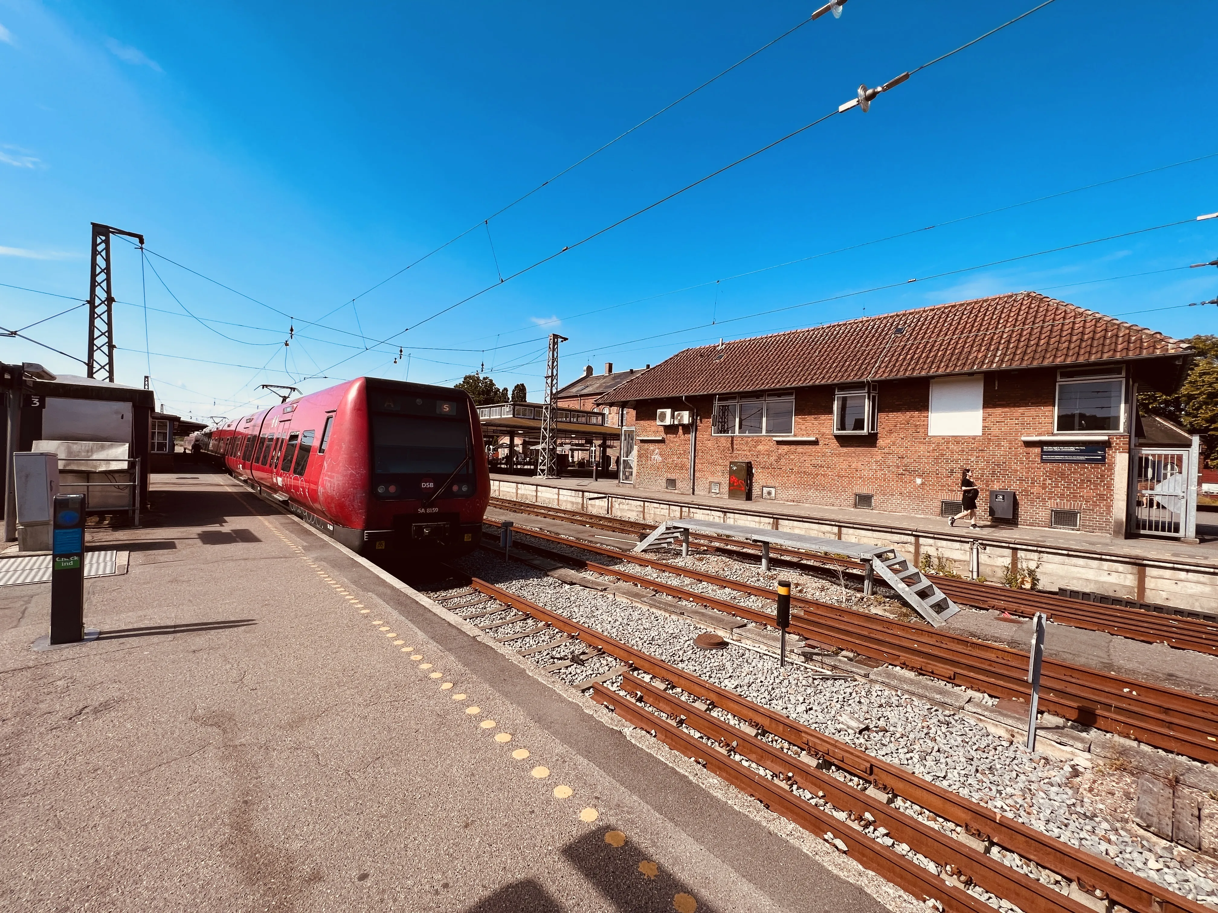 Billede af DSB SA 8159 fotograferet ud for Hillerød Station.