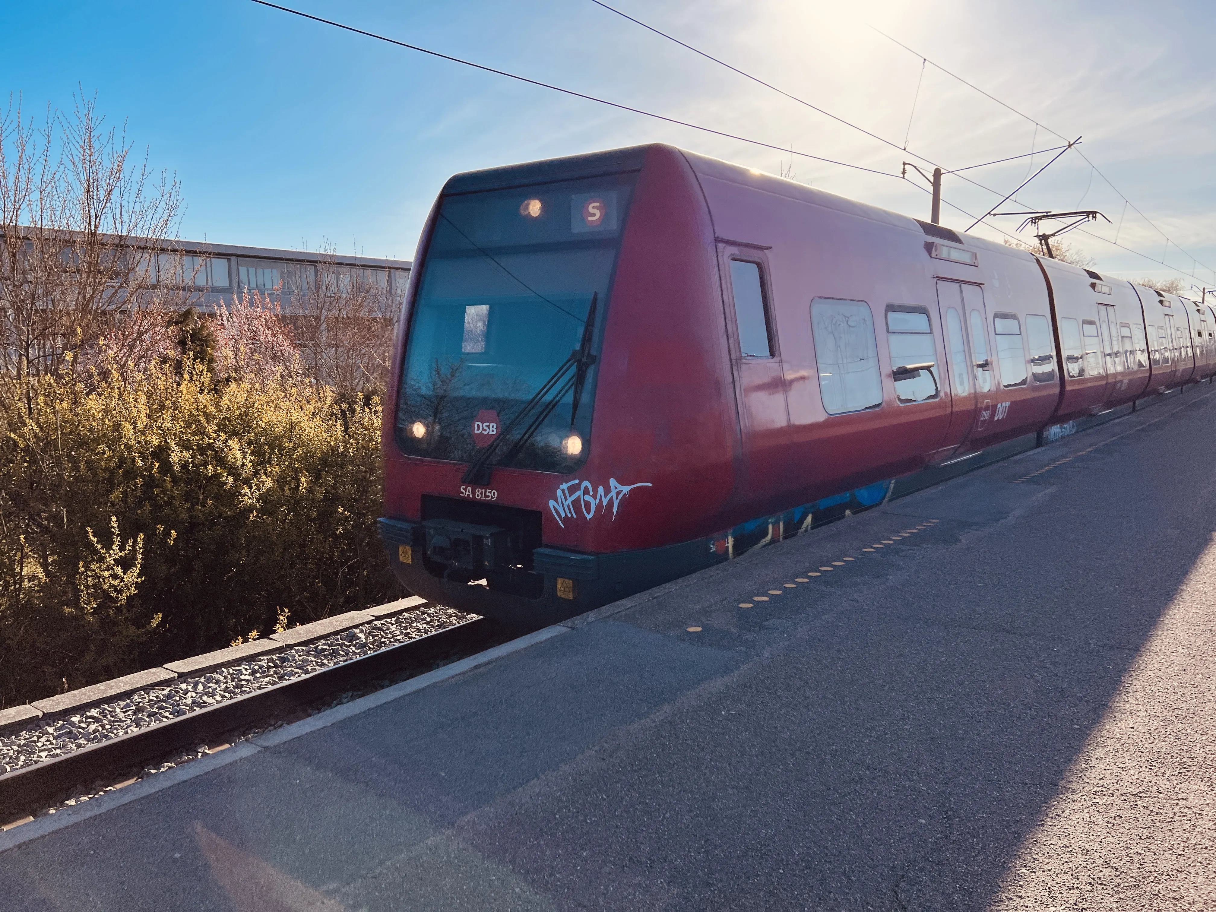 Billede af DSB SA 8159 fotograferet ud for Kildebakke S-togstrinbræt.