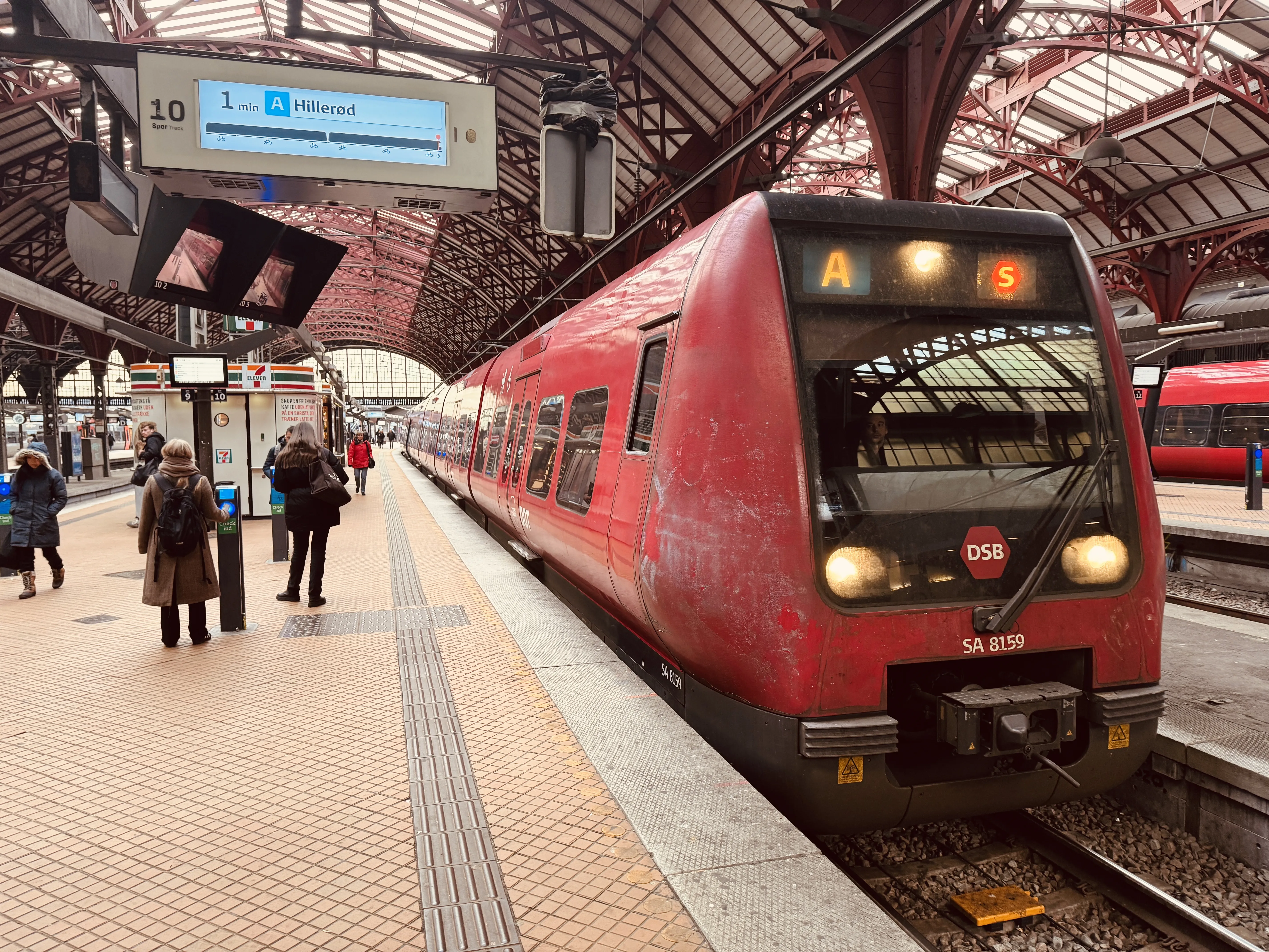 Billede af DSB SA 8159 fotograferet ud for København Hovedbanegård.