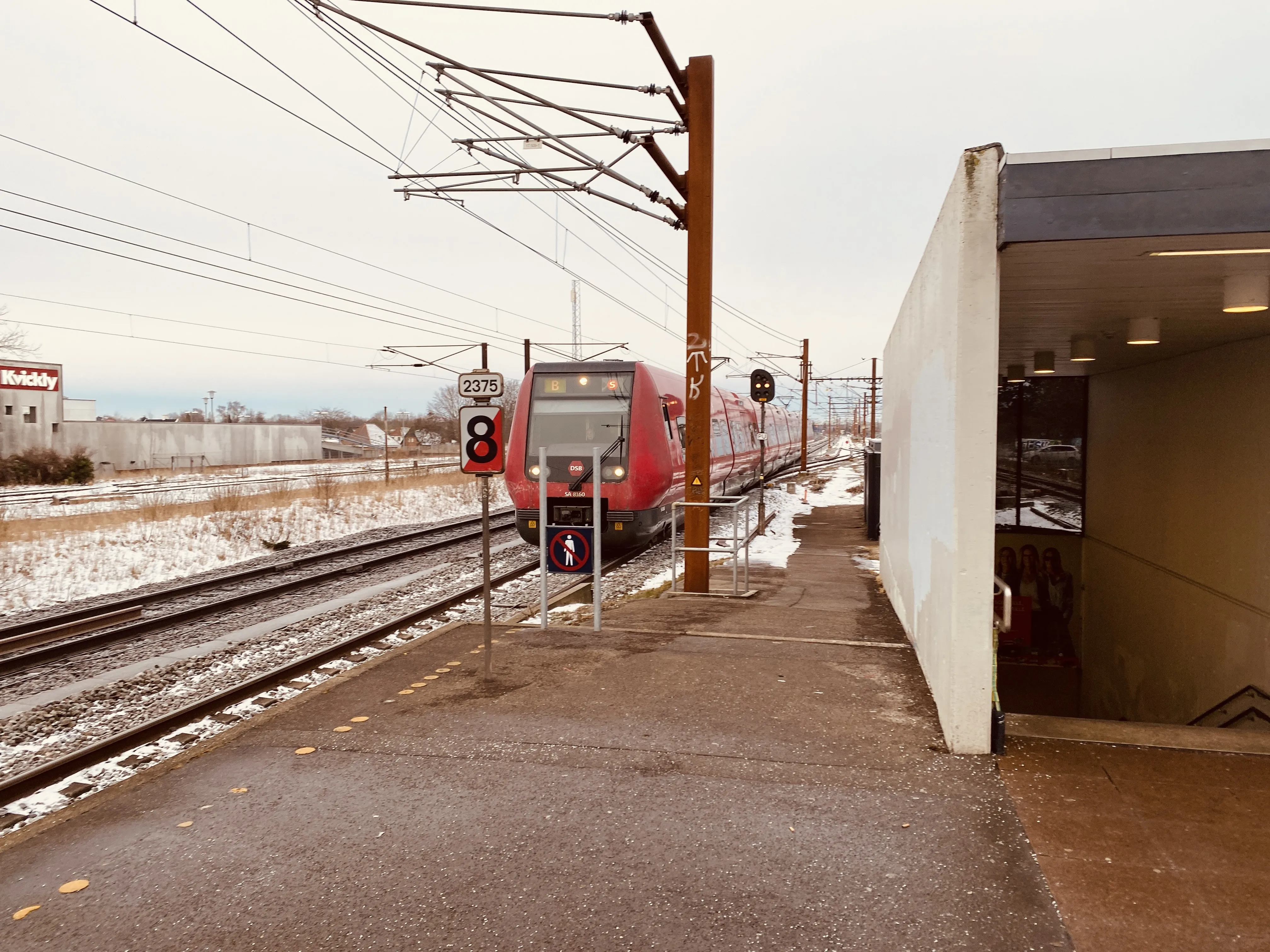 Billede af DSB SA 8160 fotograferet ud for Taastrup S-togstrinbræt.