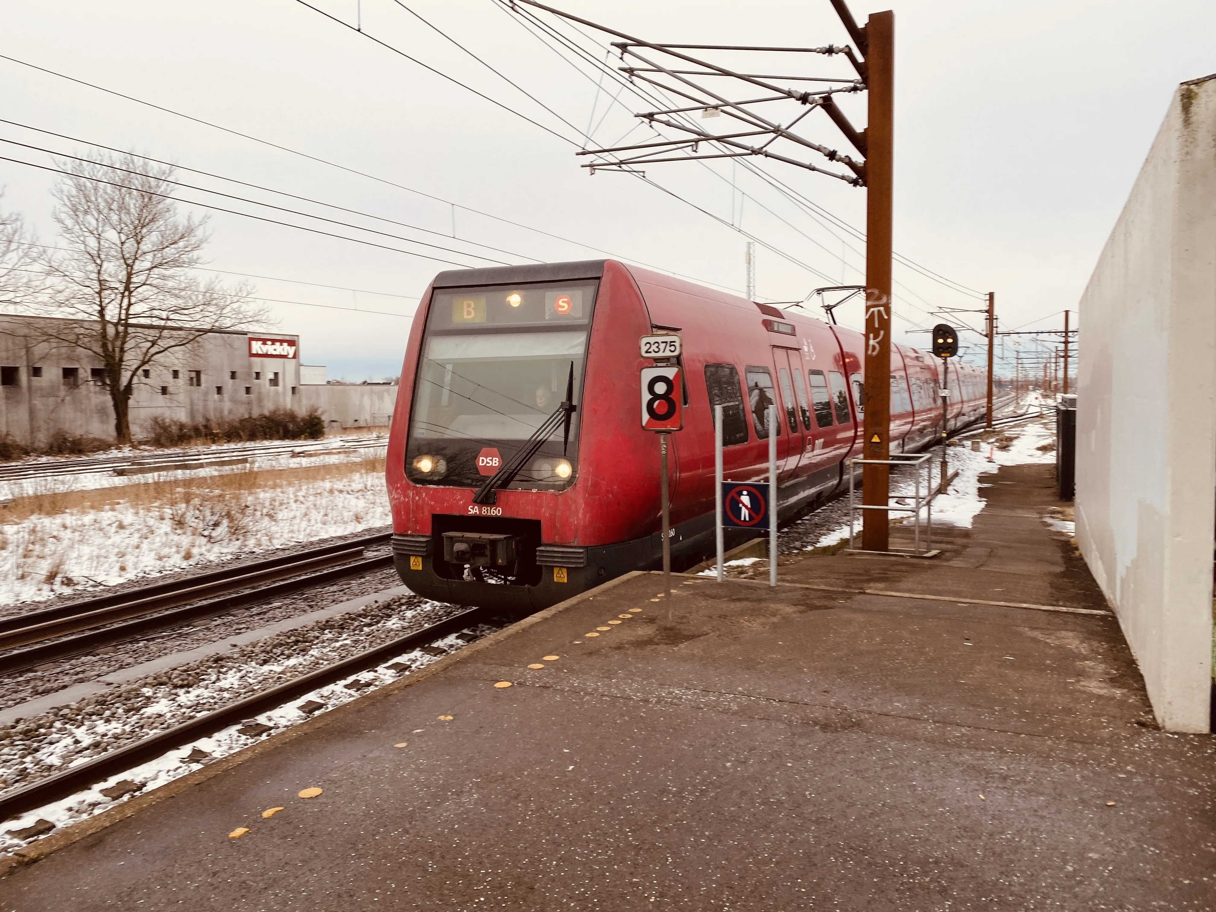 Billede af DSB SA 8160 fotograferet ud for Taastrup S-togstrinbræt.