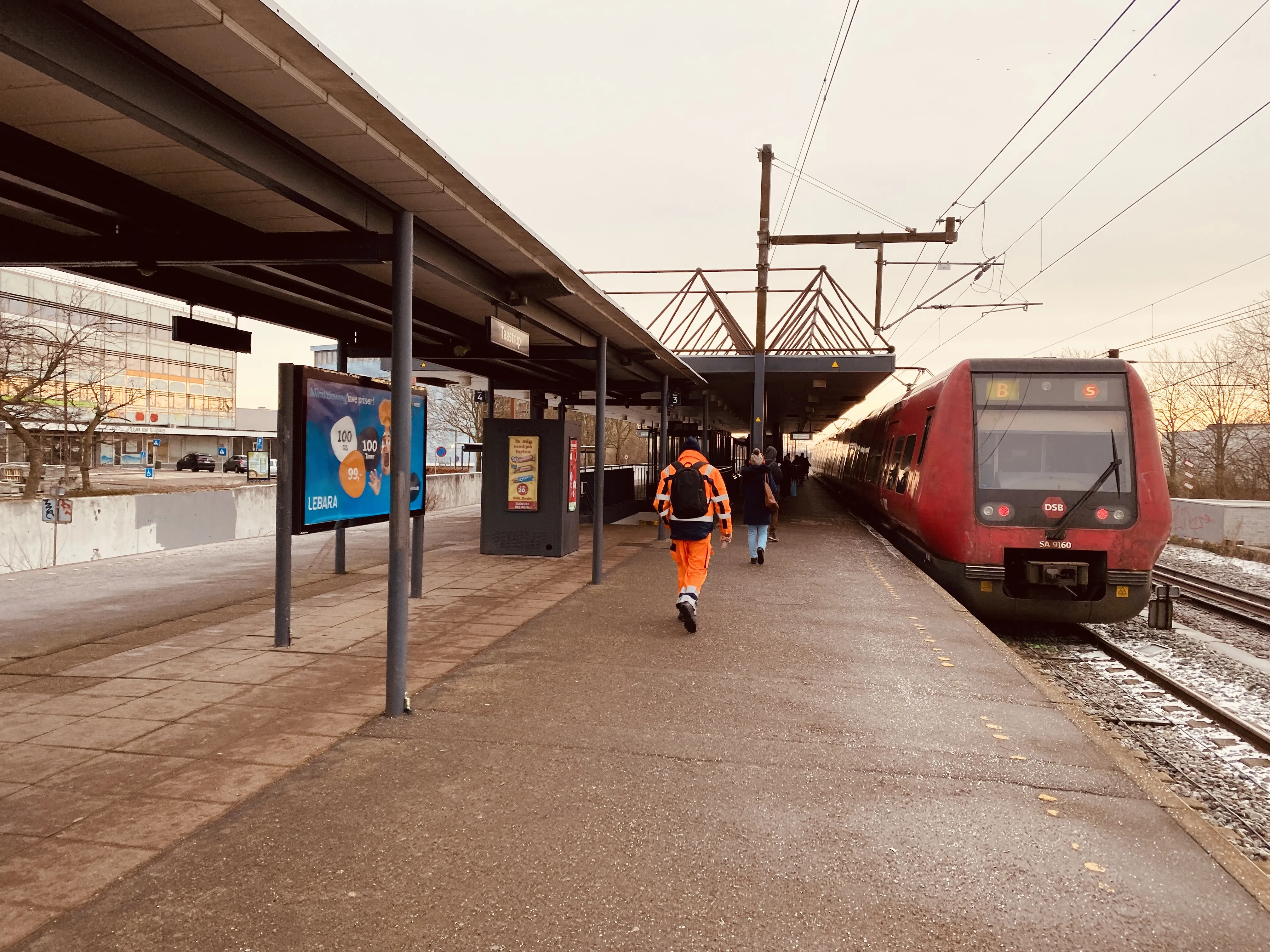 Billede af DSB SA 8160 fotograferet ud for Taastrup S-togstrinbræt.