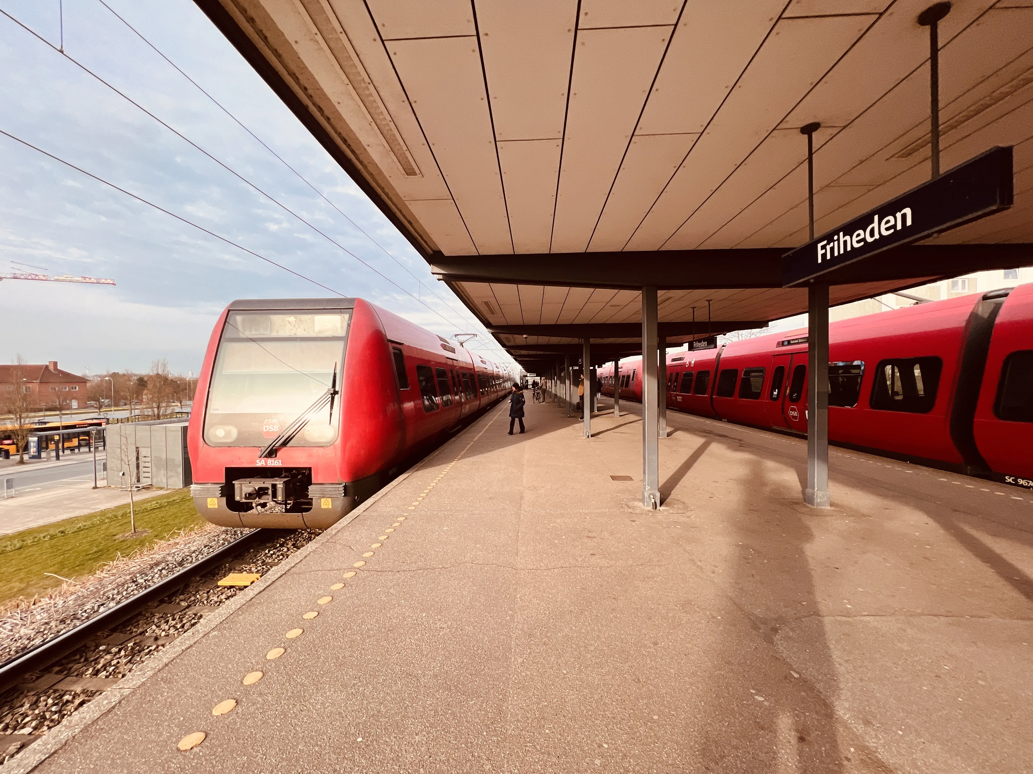Billede af DSB SA 8161 fotograferet ud for Friheden S-togstrinbræt.