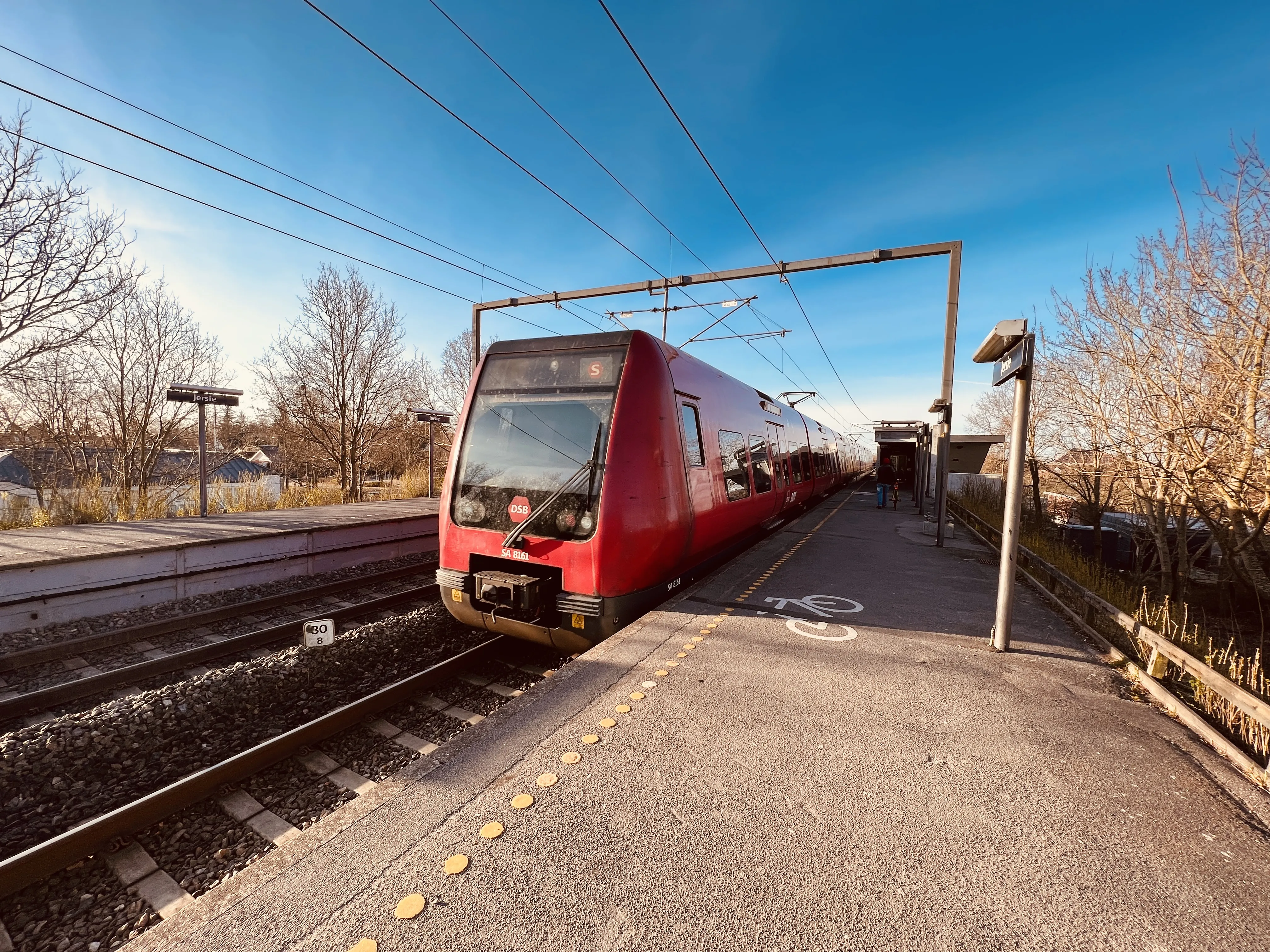 Billede af DSB SA 8161 fotograferet ud for Jersie S-togstrinbræt.