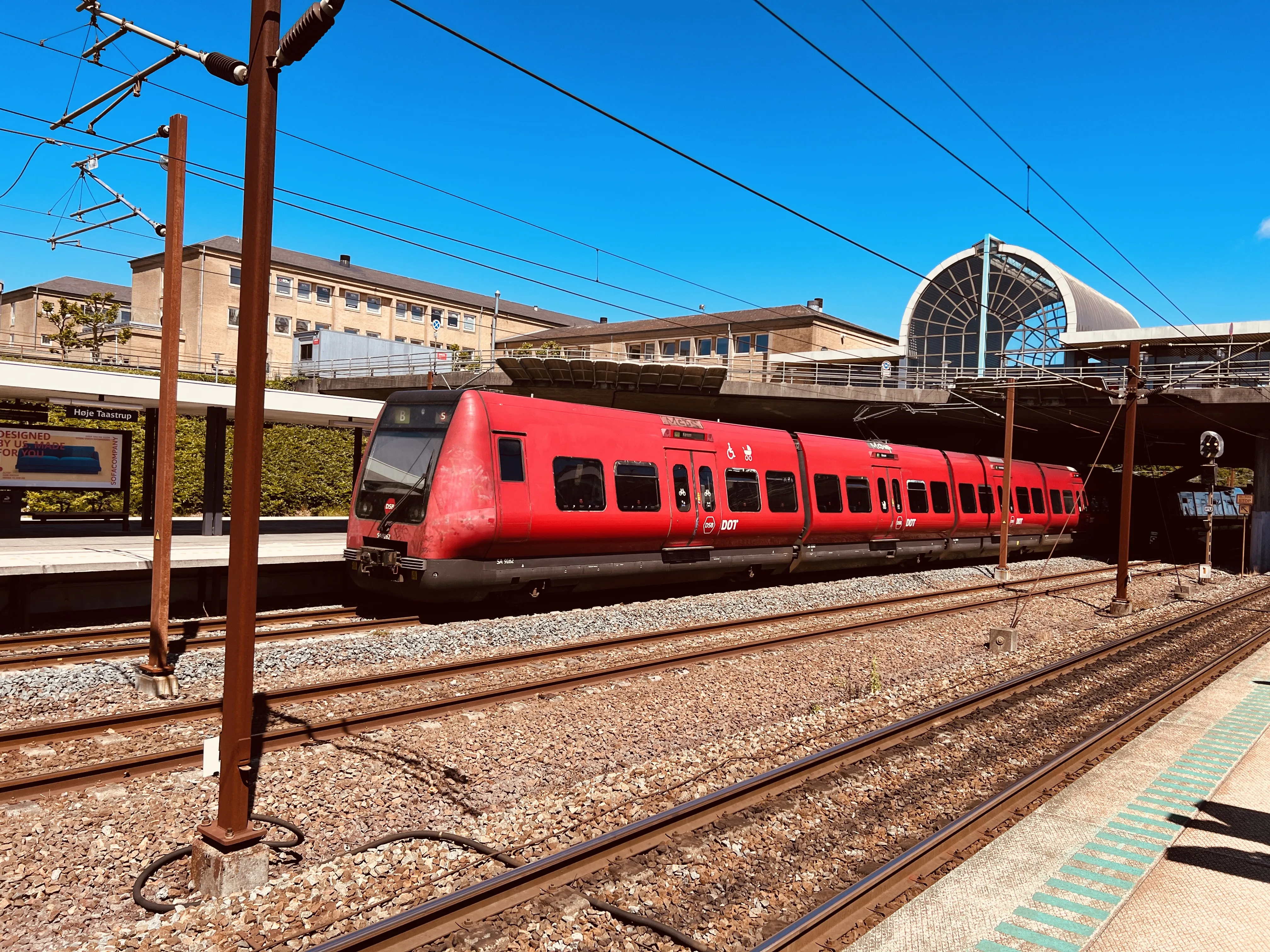 Billede af DSB SA 8162 fotograferet ud for Høje Taastrup Station.